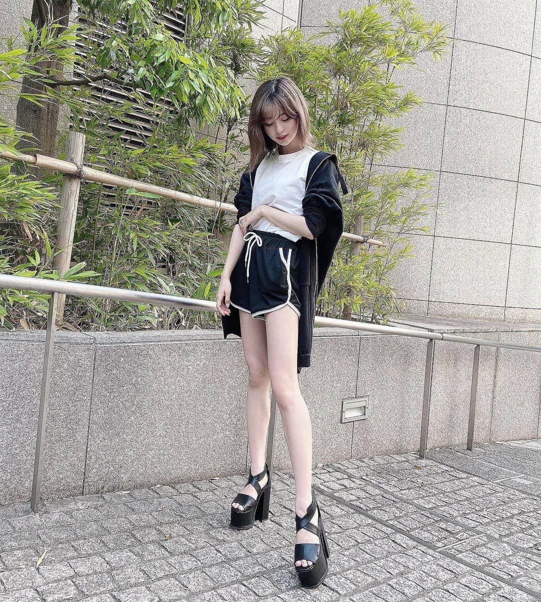 sarimaru(国木田さりまる)のインスタグラム：「通販で買ったサンダルが想像以上に厚底でめちゃくちゃ身長高い😌💭」