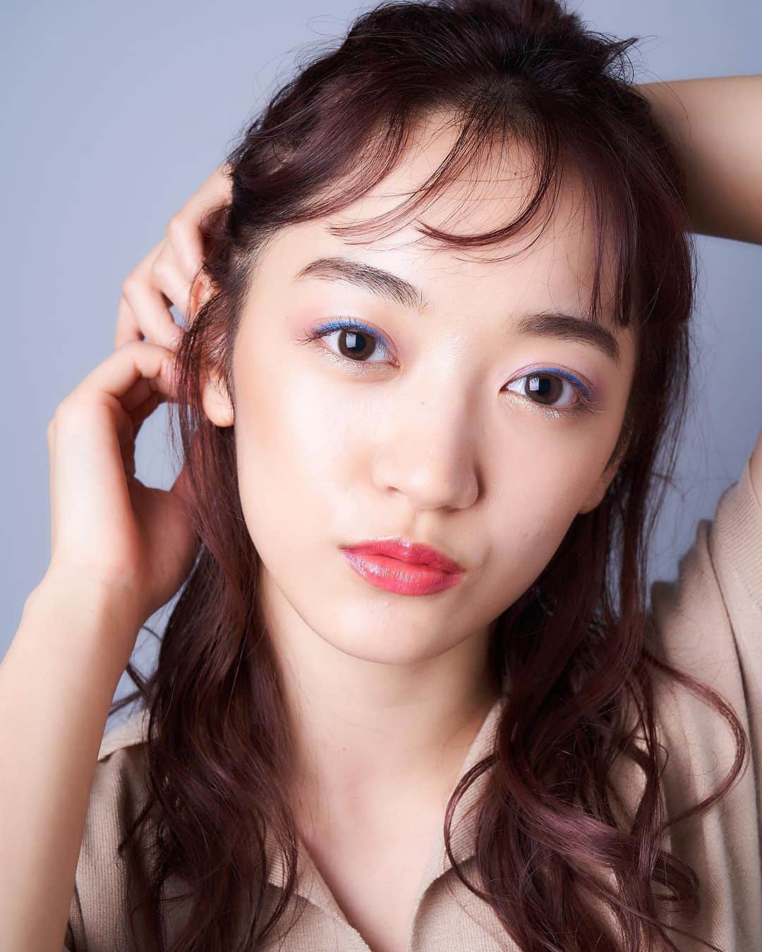 下村実生のインスタグラム：「ブルーのラインと涙袋のキラキラ、カラーマスカラもしてるよ🦋  Photographer 📸 @taiki_the_shooter  hair&make 💄 @mie_makeup_artist」