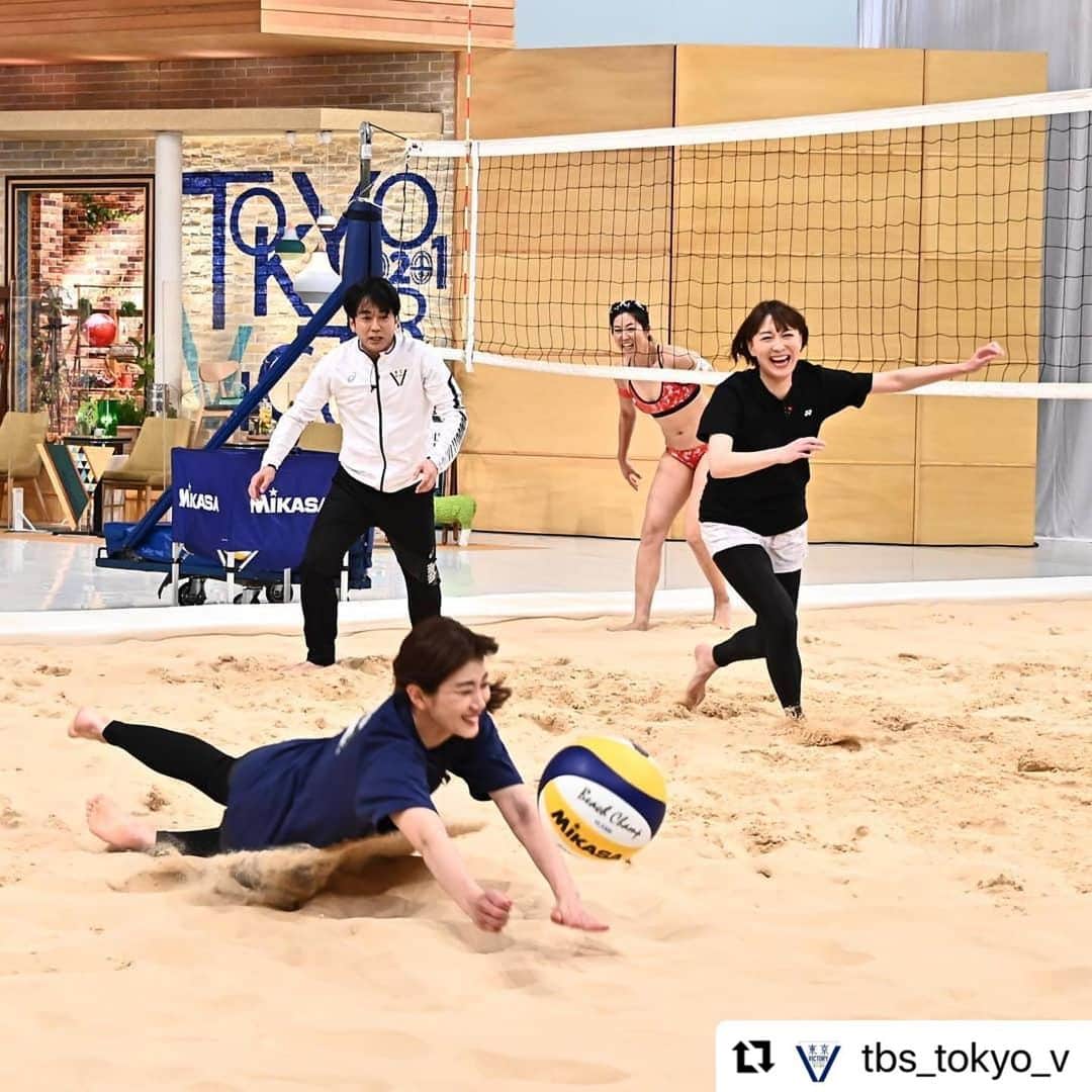 潮田玲子さんのインスタグラム写真 - (潮田玲子Instagram)「#Repost @tbs_tokyo_v with @make_repost ・・・ オグシオペア復活😎  ビーチバレー対決も必見です✨ お二人とも気合い十分ガチンコ対決でした😁✨  5月15日TBS朝7時〜  #東京VICTORY  #小椋久美子 #潮田玲子 #西堀健実 #溝江明香 #オグシオ #タケサヤ」5月14日 19時25分 - reikoshiota_official