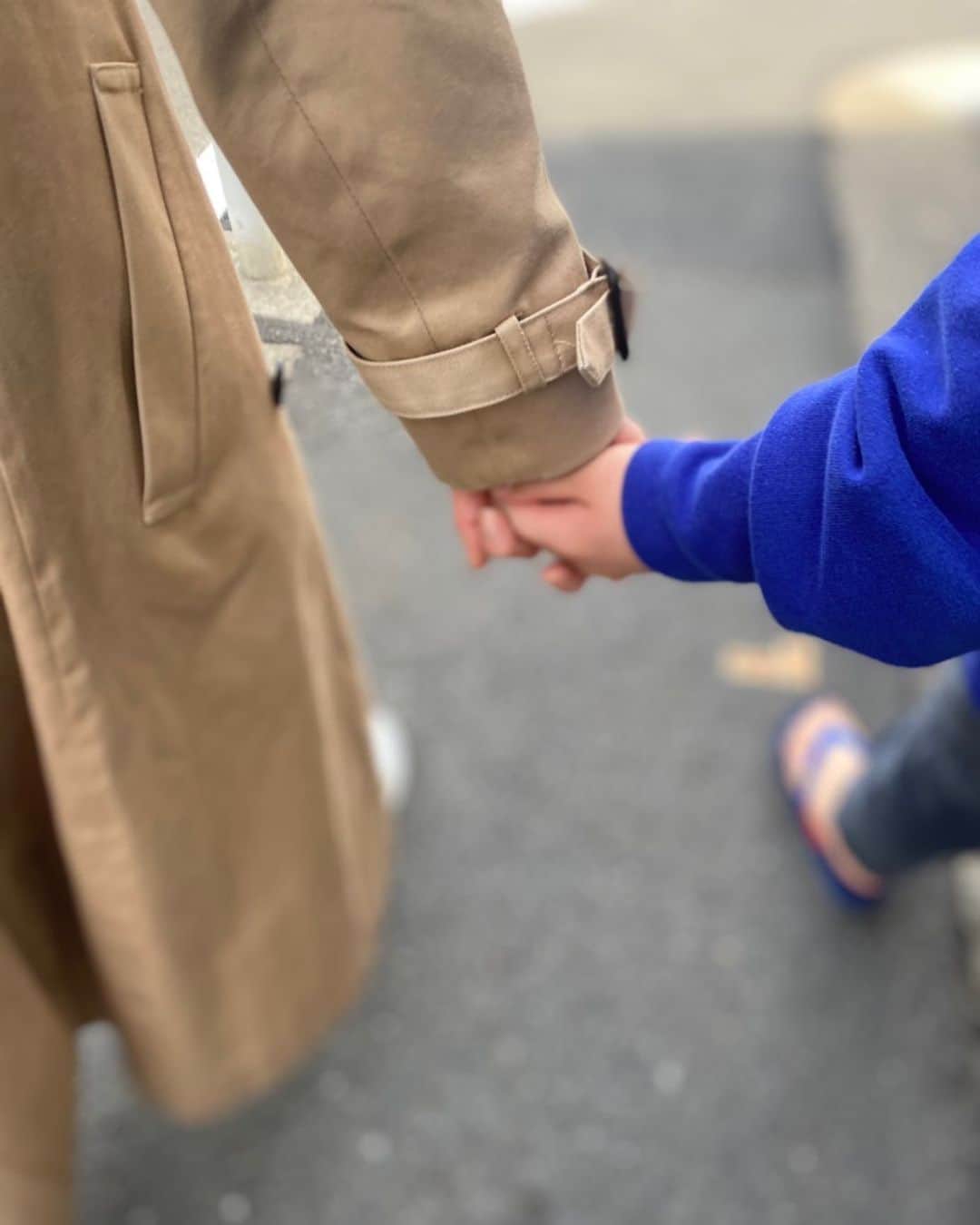 山口もえのインスタグラム：「・  嬉しいなったら嬉しいな♡ いつまで手を繋いでくれるのかな… 五年生になって足が私より大きくなり 手だってもうすぐ抜かされそうで💦 どんどん大きくなっちゃうけど ずーっとこうしていたいなぁ♡♡♡  #長男#5年生 #お散歩の帰り道 #激写してくれたのは長女 #ありがとう #この写真#ずっと忘れない #思春期になってたとえババァと言われても #笑 #言わないと思うけどね♡」