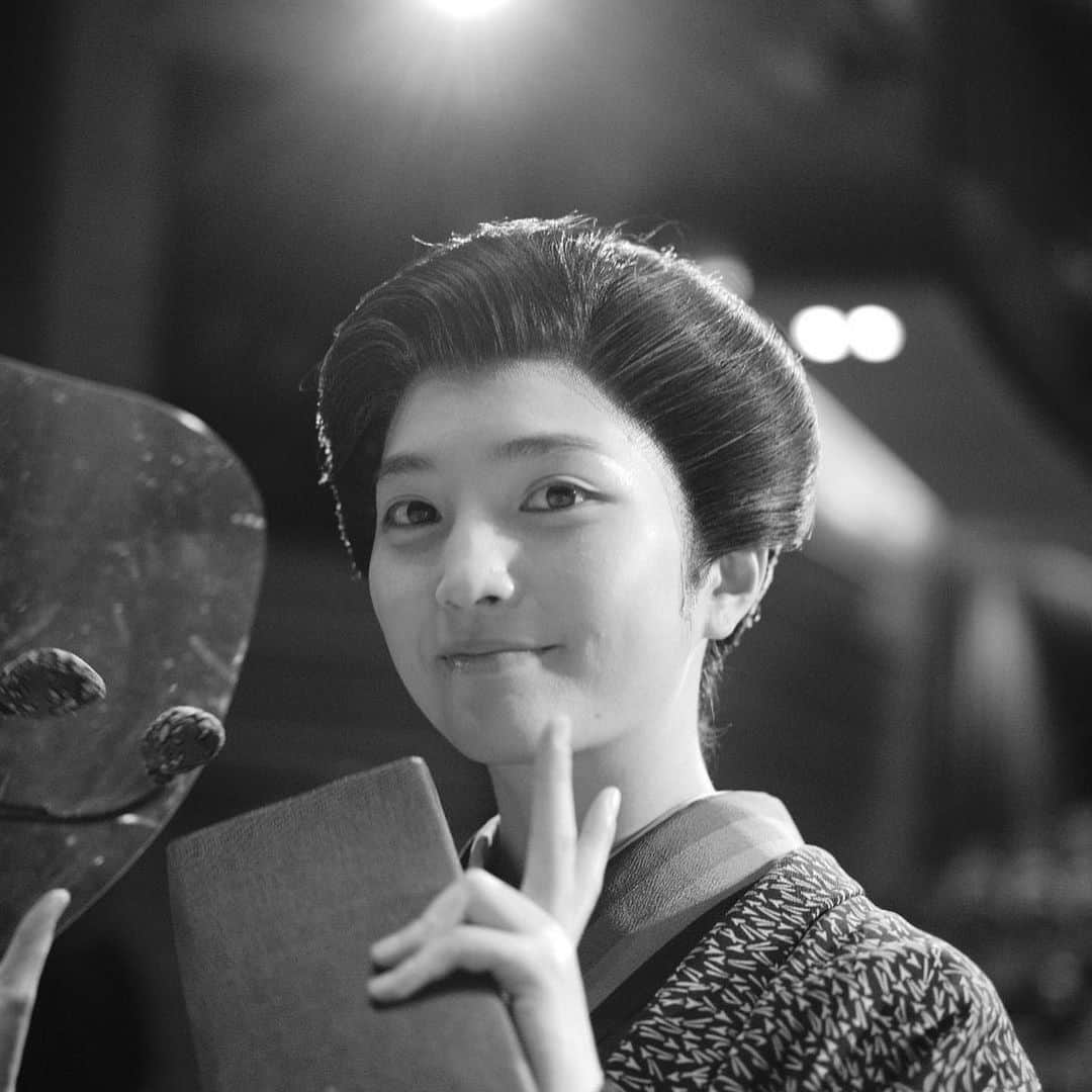 松本妃代のインスタグラム：「. おちょやん、最終回終わってしまいました…！ ここまで毎朝見てくださった皆さん ほんまにおおきに。ありがとうございます。 こんな厳しい状況の中でもこうして 最後まで作品をお届けできたこと、感謝しかありません。 . 石田香里という役を生きることができて 本当に幸せでした。 思ったことをはっきりと口にし、何度も周りとぶつかったりしながら、喜劇役者として成長していく彼女を通して、私もまた少し成長できたような気がしています。 何よりこんなに素敵な作品とみんなに出会えたことが幸せで、終わってほしくない毎日でした🥲　 . 生きるっちゅうのは、ほんまにしんどぉて、おもろいなぁ。🌞 みんな大好きだす。 ありがとうございました🌸 #おちょやん」