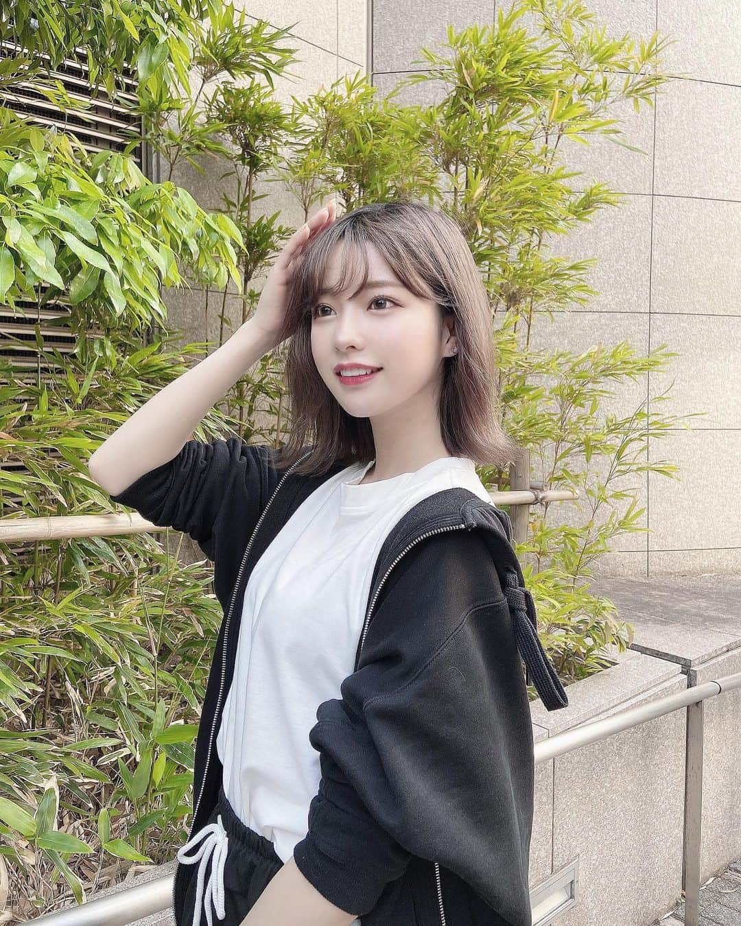 sarimaru(国木田さりまる)のインスタグラム：「暑い日はラフな格好しがち😋🖤」