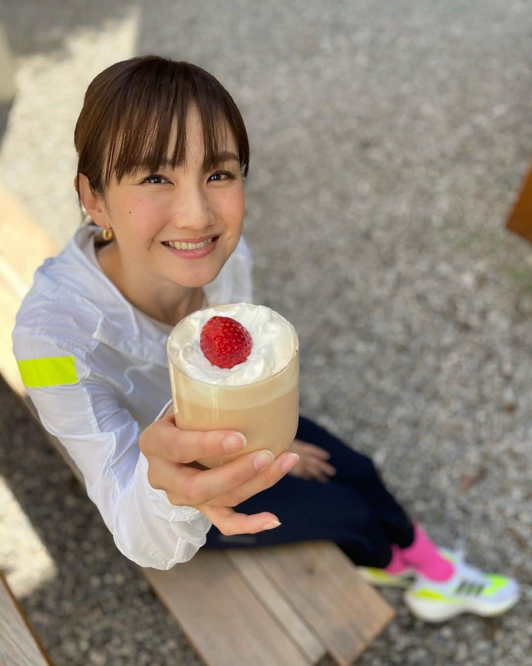 湯田友美さんのインスタグラム写真 - (湯田友美Instagram)「#Coffeerun  友達と走って(喋って)カフェでコーヒーが飲みたい😂  こんな普通なこともなかなかできない世の中 ＋9ヶ月のママ👶🏻🦕  でも5月はオンラインで一緒に走ってくれる仲間がたくさんいるから楽しい💕 #runforthefriendship #connectthrusweat  ✅5/15 19:30〜 @moekofukuda ちゃんとランニングについてのお悩みに答えるインスタライブします  友達とおしゃべりするみたいに参加してもらえたら嬉しいです💕☕️  #充電ラン #ウルトラブースト #おとこのこママ  #コーヒー好き #いちごラテ」5月14日 19時50分 - yudatomomi