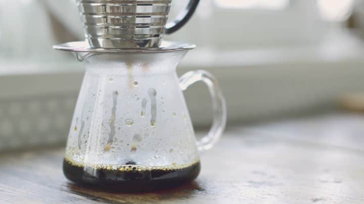 cafe_no_maのインスタグラム：「・ Making coffee jelly ☕ ・ ・ ・ 湘南T-SITE(蔦屋書店)でカフェノマ企画のフェア「STAY HOME, ENJOY COFFEE」が開催中です。コーヒーの名著が並ぶフェア台では、コーヒーバッグ「4SCENES 4ROASTERS」やオリジナルカップも販売しています。お手にとってご覧いただけますので、機会がありましたらぜひお立ち寄りください。※まん延防止等重点措置に伴い、営業時間が変更されています。詳しくはプロフィールリンク( @cafe_no_ma )からご覧ください。 ・ ・ ・ YouTubeで少し長めのバージョンを公開しています。カフェノマのYouTubeチャンネルをご覧ください。 ・」