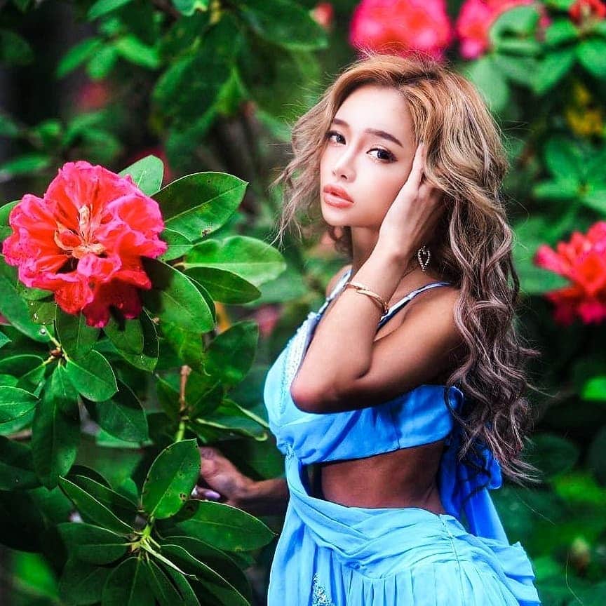 のインスタグラム：「. .It ’s a goddess who goes to the forest 💙👏✨ . .両方良すぎて選べへんかった😭若干色味がちゃうねん♥️💙 . .やはり緑チャージは癒される✨🤷‍♀️海もいいけど、最近はもっぱらグリーンチャージょん💕 . .マイナスイオンたっぷりで身体が漲るぜょ«٩(*´ ꒳ `*)۶» . . .あー。  .誕生日(5/24)に重大ニュースの為にがるぜょ🐒🐒🐒みなさまお楽しみにしててね♥️♥️♥️♥️♥️ . . . . . . . . . . .#森の少女の物語  #妖精  #カメラマンさんと繋がりたい  #ドレス  #dressup  #自然が好き  #グリーンチャージ #マイナスイオン #モデル撮影  #photoshop」