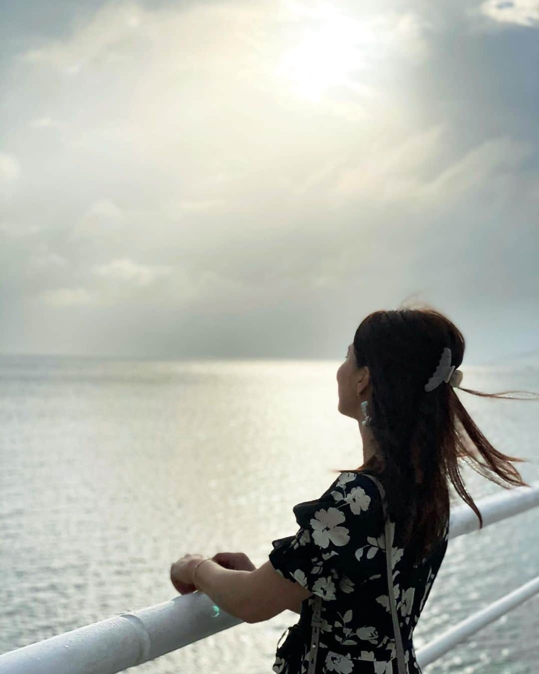 石井里奈さんのインスタグラム写真 - (石井里奈Instagram)「こんばんは✨🤗 . @fusaki_ishigaki にはインスタ映えスポット、フサキエンジェルピアが✨❤️ . ここウェディングもできる、釣りもできる、ホテルのシンボル橋✨ . ここで挙式されてる方も多いのだとか✨綺麗な海に囲まれているパワースポット！ 日の光で海が輝いてとっても綺麗✨ . ベルを鳴らすと幸せになれると聞いて鳴らしてきました✌️🔔 . ちょうどサンセットの時間に行けて癒されました✨ . dress... @efla_official  bag... @bonaventura.official  shoes... @dianashoespress  . 今日もお疲れ様でした💕 . #石垣島 #石垣島旅行 #石垣島グルメ #石垣島観光 #ishigakiisland #ishigaki #フサキビーチ #フサキリゾートヴィレッジ #fusakiresortvillage #ホテルステイ #ホテルライク #プール #ホテルプール #pool #沖縄観光 #夏服コーデ #dianashoes #diana #ダイアナ #夏服 #夏コーデ #りなまるコーデ #hotelstay #hotel #hoteldesign #hotelierlife #ホテルウェディング #沖縄ホテル #okinawa #沖縄」5月14日 20時27分 - ri7tin1025