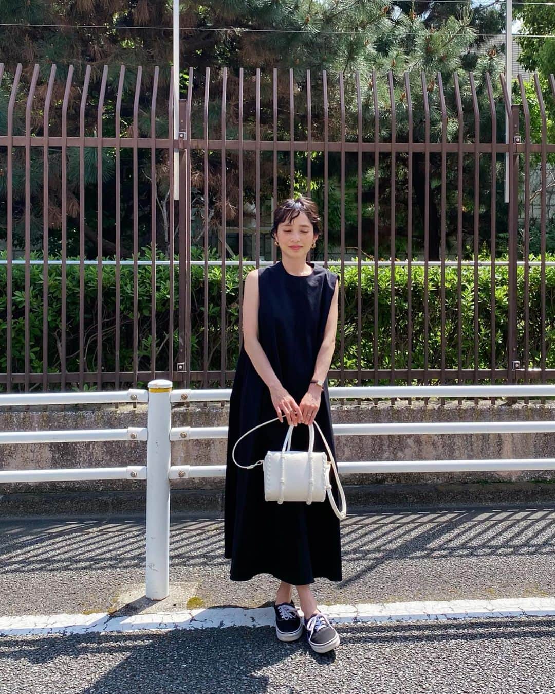 のインスタグラム：「✳︎ 可愛い見た目より大容量のこのバッグ 95％娘の物が詰まってるとは思うまい🤍  最近はほぼノースリーブ🖤 今日の暑さだと散歩も気をつけないと危険だね🌞💦  @samantha.thavasa_official #samanthathavasa #サマンサタバサ #bag」