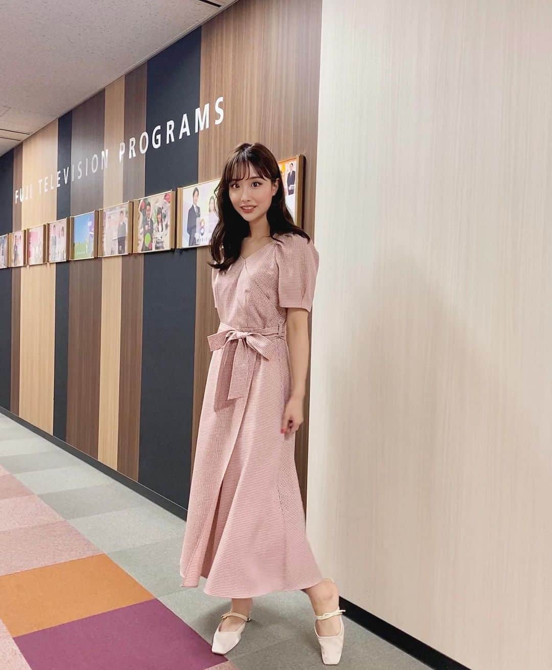 のインスタグラム：「ㅤㅤㅤㅤㅤㅤㅤㅤㅤㅤㅤㅤㅤ ㅤㅤㅤㅤㅤㅤㅤㅤㅤㅤㅤㅤㅤ みなさん平日お疲れ様だよ〜😮‍💨 明日もお仕事や学校の方はファイティン❤️‍🔥 ひとまずゆったりしましょう(。・ω・。) ㅤㅤㅤㅤㅤㅤㅤㅤㅤㅤㅤㅤㅤ ㅤㅤㅤㅤㅤㅤㅤㅤㅤㅤㅤㅤㅤ ㅤㅤㅤㅤㅤㅤㅤㅤㅤㅤㅤㅤㅤ 👗ワンピース(@swingle_official) 👠靴(@randa_pic) ㅤㅤㅤㅤㅤㅤㅤㅤㅤㅤㅤㅤㅤ ㅤㅤㅤㅤㅤㅤㅤㅤㅤㅤㅤㅤㅤ ㅤㅤㅤㅤㅤㅤㅤㅤㅤㅤㅤㅤㅤ #コーデ #コーディネート #code #coordinate #ゆるゆるコーデ #ゆるゆる #デートコーデ #春 #衣装 #女子アナコーデ #女子アナ #アナウンサー #モテコーデ #ファッション #fashion #巻き髪 #ビックピアス #ootd #春先取り #春コーデ #春コーディネート #swingle #プロ野球 #夏先取りコーデ #ギンガムチェック #ギンガムチェックワンピース #ギンガムチェックワンピ」