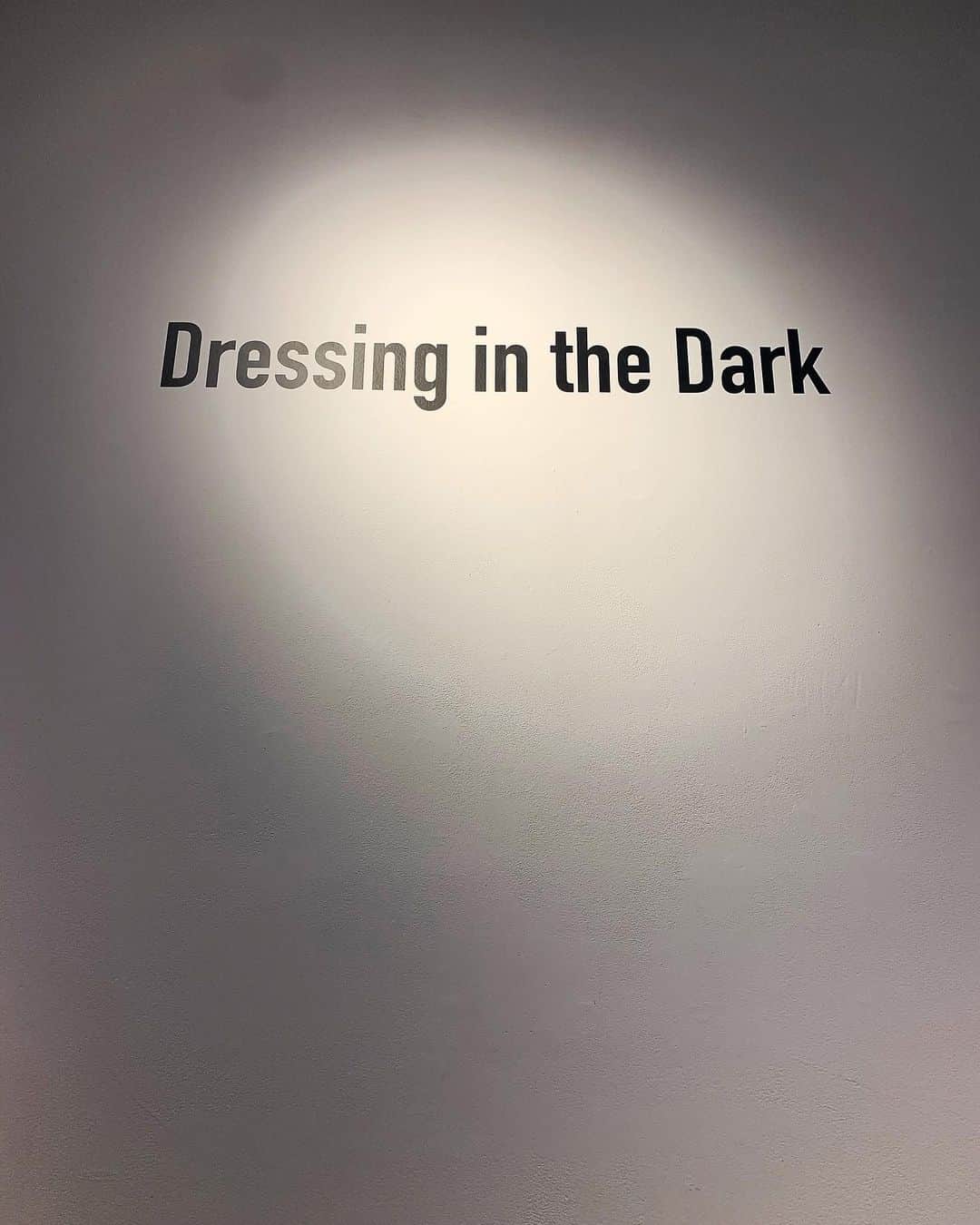 入夏さんのインスタグラム写真 - (入夏Instagram)「"Dressing in the Dark" このタイトルに引き寄せられDELUXEの展示会へ。  ずっと探してたモヘアの水色のカーディガンを見つけて、速オーダー✔️巡り合い💙  @deluxe_jp #deluxe」5月14日 21時06分 - iruka__offi