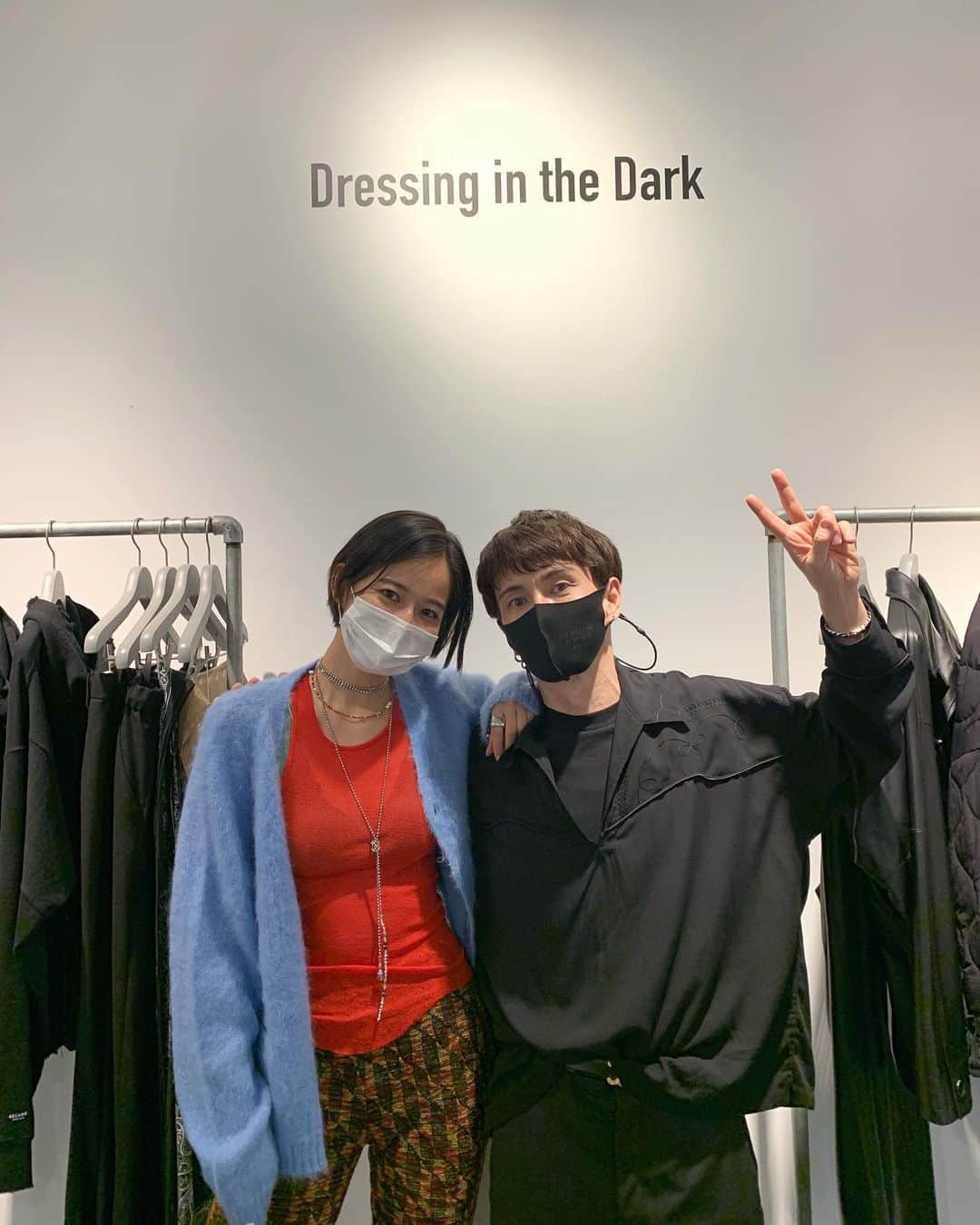 入夏さんのインスタグラム写真 - (入夏Instagram)「"Dressing in the Dark" このタイトルに引き寄せられDELUXEの展示会へ。  ずっと探してたモヘアの水色のカーディガンを見つけて、速オーダー✔️巡り合い💙  @deluxe_jp #deluxe」5月14日 21時06分 - iruka__offi