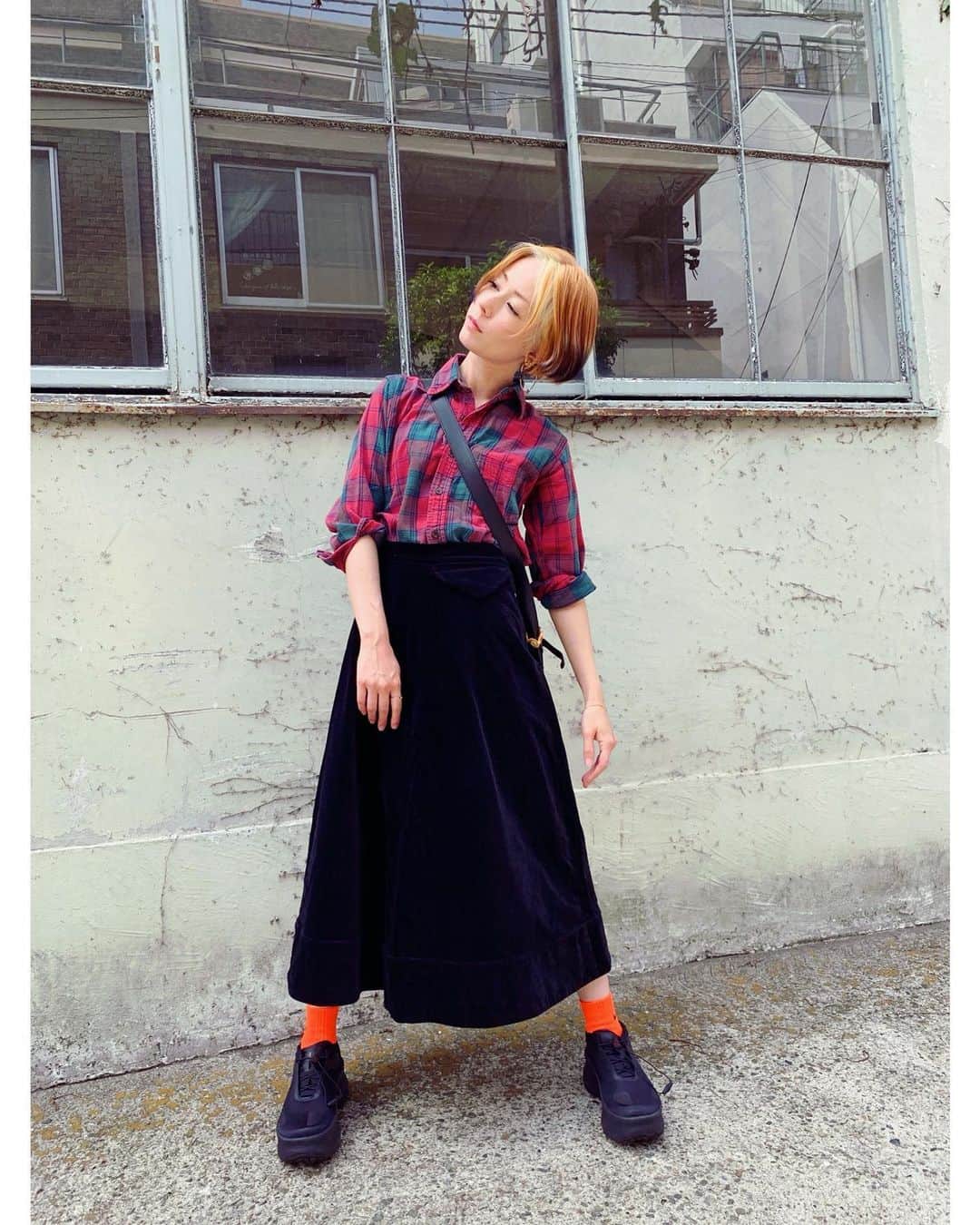 木村カエラさんのインスタグラム写真 - (木村カエラInstagram)「今日の私服でやんす。 シャツもスカートも古着でやんす。 髪色を変えるとお洋服のチョイスが変わって楽しいでやんす。  #kaelaootd」5月14日 21時04分 - kaela_official