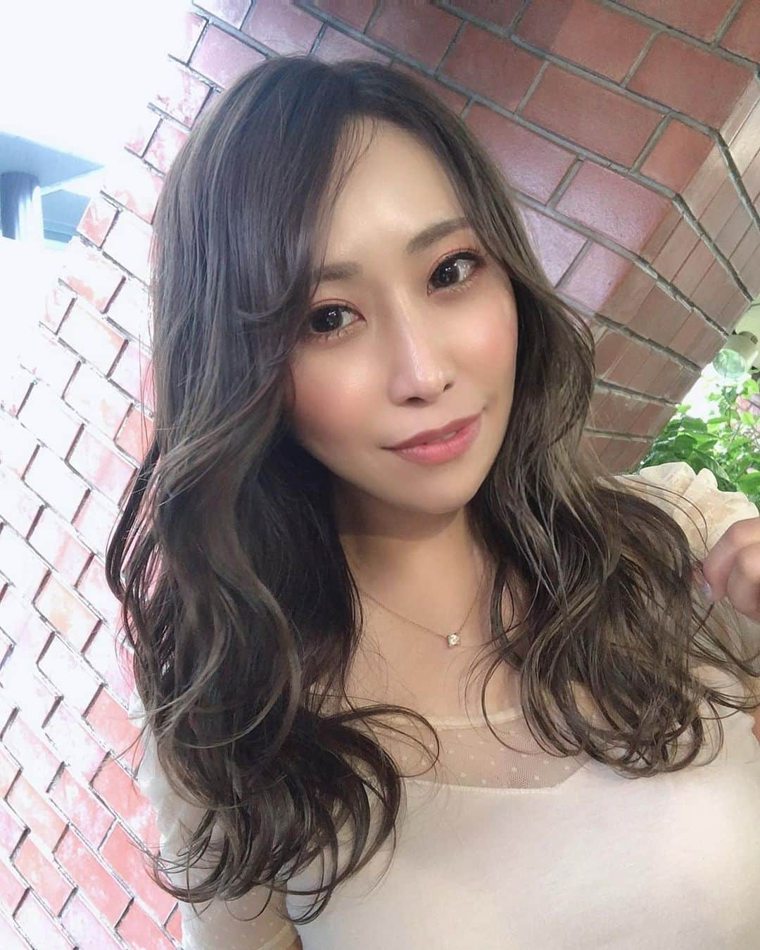 渡瀬茜のインスタグラム：「ゴルフやツーリングでの紫外線とかで、今回結構髪の毛のダメージが気になってたので昨日は　@niissy_niissy  さんのお店ainico.+に行ってきました😊✨ 髪の毛もだいぶカラーが抜けてたのでアッシュ系の良い感じのカラーにしてもらってしっかりトリートメント、枝毛もしっかりケアしてもらったらから指通りの良いツルサラヘアーにしてもらったよん😆✨ ありがとございました😊  #美容院#美容室#ヘアーサロン#カラー#トリートメント#アッシュカラー #さらさらヘアー #ヘアケア#ヘアメンテナンス #ainico」