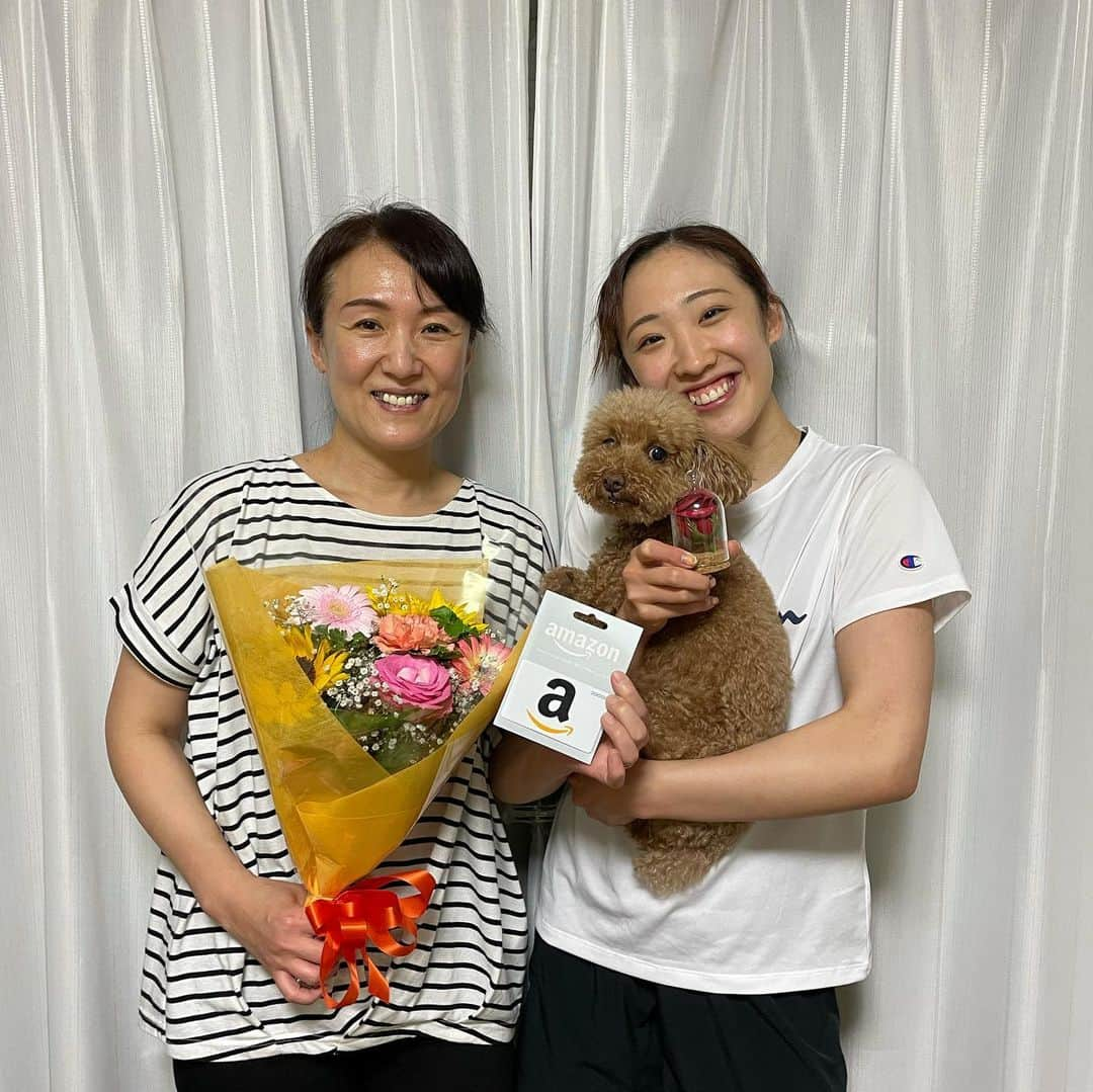 森ひかるさんのインスタグラム写真 - (森ひかるInstagram)「. お母さんの誕生日！🎂 . 初めて1人でお花屋さんに行き 自分でお花を選んで購入！😂💐 ステキな経験！（お花屋さん行っただけ） . いつも沢山ありがとう😉 . . #練習後のボサボサ頭」5月14日 21時12分 - _hikapoline_