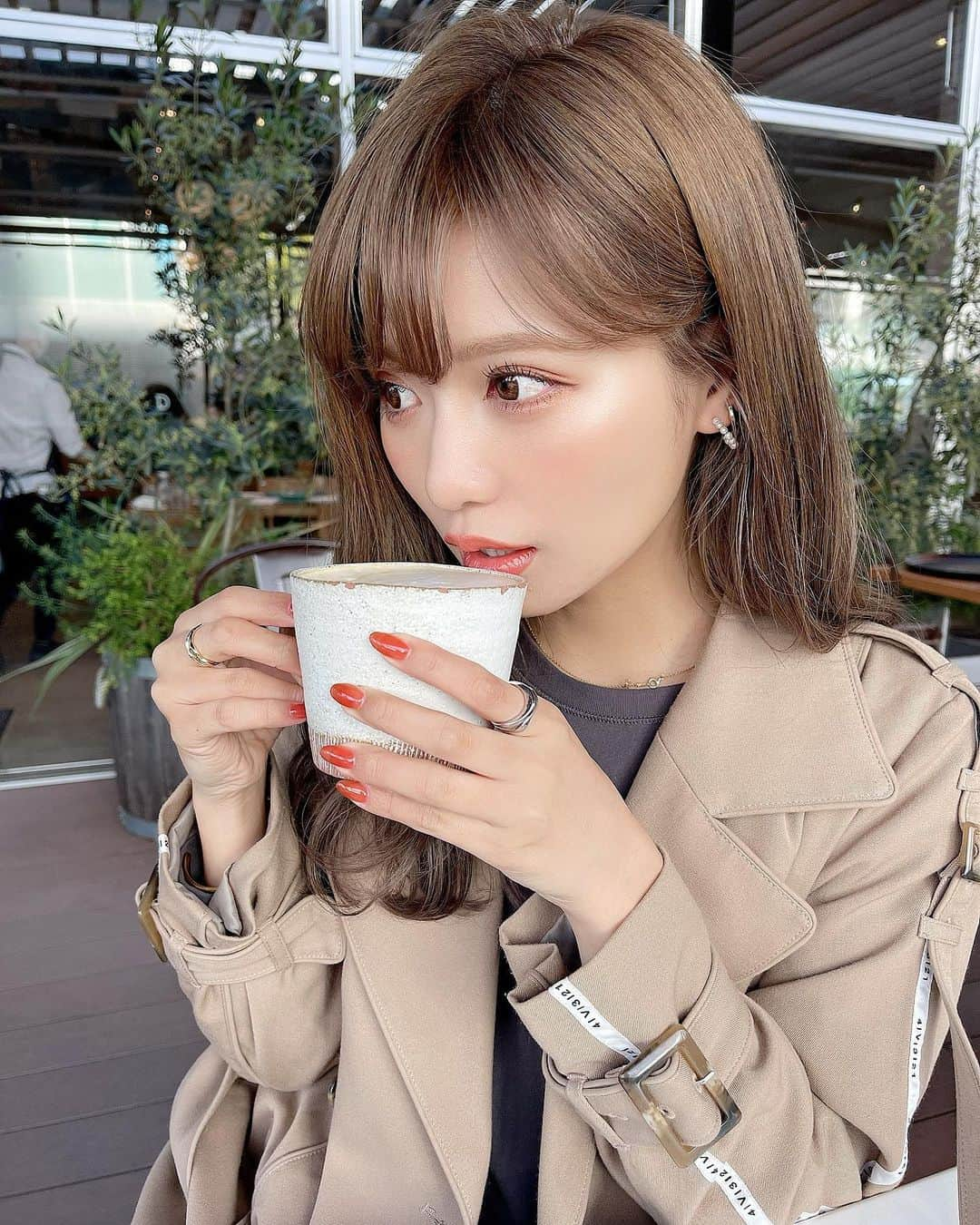 伊藤実祐さんのインスタグラム写真 - (伊藤実祐Instagram)「﻿ ﻿ 写真は前のやけど、﻿ 今日はホットが飲まれへんぐらい暑かったね🥵☀️💦﻿ ﻿ でも、明日からずっと雨予報☂️💭﻿ いよいよ梅雨かな〜〜〜。﻿ ﻿ ﻿ 最近ほんまに、時間に追われてる🥺﻿ 時間を上手に使うコツありませんか🥲？←﻿ ﻿ 時間は有限やのに、、このポンコツが🥊﻿ ﻿ ﻿ ﻿ ﻿ ﻿ #名古屋カフェ #名古屋グルメ #名古屋ランチ #﻿ネイル #シンプルネイル #オレンジネイル　 #デートコーデ #イエベ #イエベ秋 #イエベメイク﻿ #ラッシュリフト #アイメイク #カラコンレポ﻿ #감성　#감성돋다﻿ #일상스타그램　#좋아요그램　#데일리코디﻿ #오오티디　#데일리코디　#메이크업﻿ #뷰티스타그램　#코스메틱　#여행그램﻿ #일본　#일본여행　#먹스타그램﻿ #伊藤実祐 #いとうみゆ #みゆちゃい﻿ ﻿ ﻿ ﻿ あ〜、お昼これでもかってぐらい暴食したのに ﻿ちゃ〜んと、夜になるとお腹すくのね。🐷🐷🐷 ﻿  ﻿」5月14日 21時31分 - miyu.61