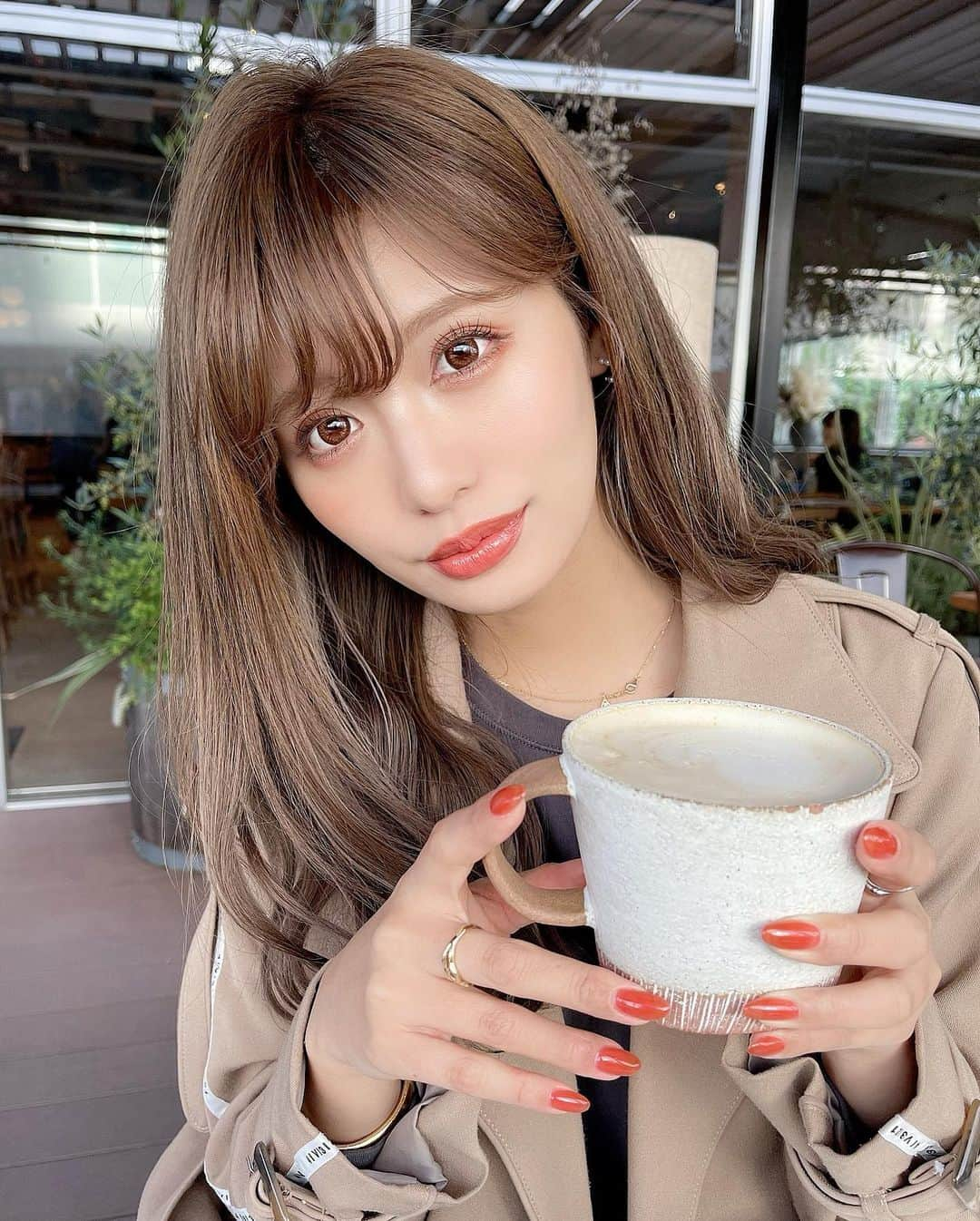 伊藤実祐さんのインスタグラム写真 - (伊藤実祐Instagram)「﻿ ﻿ 写真は前のやけど、﻿ 今日はホットが飲まれへんぐらい暑かったね🥵☀️💦﻿ ﻿ でも、明日からずっと雨予報☂️💭﻿ いよいよ梅雨かな〜〜〜。﻿ ﻿ ﻿ 最近ほんまに、時間に追われてる🥺﻿ 時間を上手に使うコツありませんか🥲？←﻿ ﻿ 時間は有限やのに、、このポンコツが🥊﻿ ﻿ ﻿ ﻿ ﻿ ﻿ #名古屋カフェ #名古屋グルメ #名古屋ランチ #﻿ネイル #シンプルネイル #オレンジネイル　 #デートコーデ #イエベ #イエベ秋 #イエベメイク﻿ #ラッシュリフト #アイメイク #カラコンレポ﻿ #감성　#감성돋다﻿ #일상스타그램　#좋아요그램　#데일리코디﻿ #오오티디　#데일리코디　#메이크업﻿ #뷰티스타그램　#코스메틱　#여행그램﻿ #일본　#일본여행　#먹스타그램﻿ #伊藤実祐 #いとうみゆ #みゆちゃい﻿ ﻿ ﻿ ﻿ あ〜、お昼これでもかってぐらい暴食したのに ﻿ちゃ〜んと、夜になるとお腹すくのね。🐷🐷🐷 ﻿  ﻿」5月14日 21時31分 - miyu.61