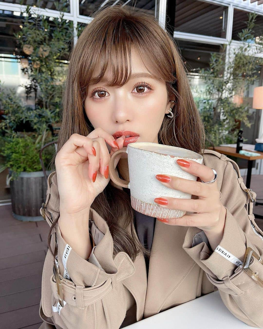 伊藤実祐さんのインスタグラム写真 - (伊藤実祐Instagram)「﻿ ﻿ 写真は前のやけど、﻿ 今日はホットが飲まれへんぐらい暑かったね🥵☀️💦﻿ ﻿ でも、明日からずっと雨予報☂️💭﻿ いよいよ梅雨かな〜〜〜。﻿ ﻿ ﻿ 最近ほんまに、時間に追われてる🥺﻿ 時間を上手に使うコツありませんか🥲？←﻿ ﻿ 時間は有限やのに、、このポンコツが🥊﻿ ﻿ ﻿ ﻿ ﻿ ﻿ #名古屋カフェ #名古屋グルメ #名古屋ランチ #﻿ネイル #シンプルネイル #オレンジネイル　 #デートコーデ #イエベ #イエベ秋 #イエベメイク﻿ #ラッシュリフト #アイメイク #カラコンレポ﻿ #감성　#감성돋다﻿ #일상스타그램　#좋아요그램　#데일리코디﻿ #오오티디　#데일리코디　#메이크업﻿ #뷰티스타그램　#코스메틱　#여행그램﻿ #일본　#일본여행　#먹스타그램﻿ #伊藤実祐 #いとうみゆ #みゆちゃい﻿ ﻿ ﻿ ﻿ あ〜、お昼これでもかってぐらい暴食したのに ﻿ちゃ〜んと、夜になるとお腹すくのね。🐷🐷🐷 ﻿  ﻿」5月14日 21時31分 - miyu.61