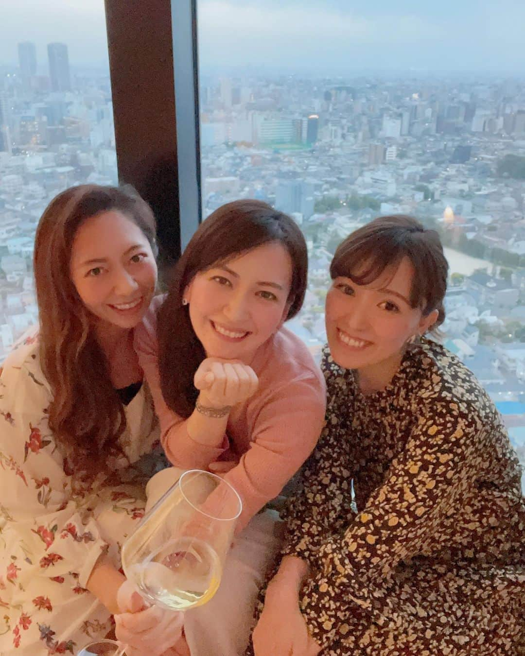 小倉星羅のインスタグラム：「友達のお家で調理実習以来の…👩‍🍳💕  なかなか会えていなかったけど、みんなでお昼から料理して、お腹から笑って楽しかった🤣 ひさびさにこんなに笑ったかも。笑  12歳で出会って、喧嘩しながら毎日過ごした仲間はいつ会っても最高です🥺 あんなにダメな高校生だったのに、みんな成長して仕事頑張っていて尊敬しあえて、でも会ったら昔のまま😍 なかなか外で会えないし、海外にも行けないけど楽しかった♡  @maimai_1277 映える写真をいつもありがと♡ @ayu327 お邪魔しました笑  #品女 #品川女子学院」