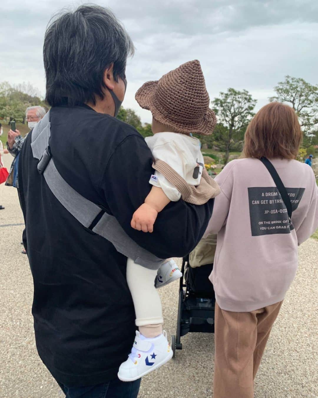 Miki Hirookaのインスタグラム：「オカンオトン結婚記念日🎉💍 おめでとう🎊  年間5000回くらい同じ内容で喧嘩してる2人やけど、孫が出来てから喧嘩が4800回くらいに減った気がする✌️笑  お父さんは会社に勤めながらサッカー教室の代表、オカンはダンススタジオの代表、両親それぞれがトップのポジションにいて、重大な責任を負う立場やからこそ、苦しい決断を迫られる瞬間が多い。 誰よりも生徒の事を考えて、誰よりも生徒のことを大切に思うからこそ本当に悩んでるなって、感じる。 子供達の夢にサポートする立場でありながら子供達の活動の場を制限させなければならい苦しさ、本当に心痛めるなって。  それでも代表としての責任を重く受け止めて、いろんな意見がある中で責任を持って決断、判断、を全うしてる両親は私から見てとてもカッコいいし、この人たちに育てられて良かったって思う事が多い。  "自分さえ良ければいい"  って考えが一番カッコ悪いって教えられてきた気がする。  私は娘がうまれて、両親の偉大さを改めて感じたし、どれだけ忙しくても助けてくれる2人に感謝しかなくて、早く恩返ししやななぁと思う日々。  恩返しどころか、今は甘え過ぎてて負担しかかけてないけど？笑  いつか親孝行、恩返ししたいなって思ってます。いつか😂  もうしばらくは、この重荷ちゃんをよろしくお願いします😂笑  おめでとう🎊 オカンオトン結婚してくれてありがとう✨  #結婚記念日 #おめでとうございます #かっこいい2人 #誰がなんと言おうと #私にとっての両親は世界一です #喧嘩は年間4500回まで減らしてください #これからも子ゴジラと親ゴジラをよろしくお願いします #いくつになっても重荷ちゃん #頼りすぎ注意報 #いつもありがとう」