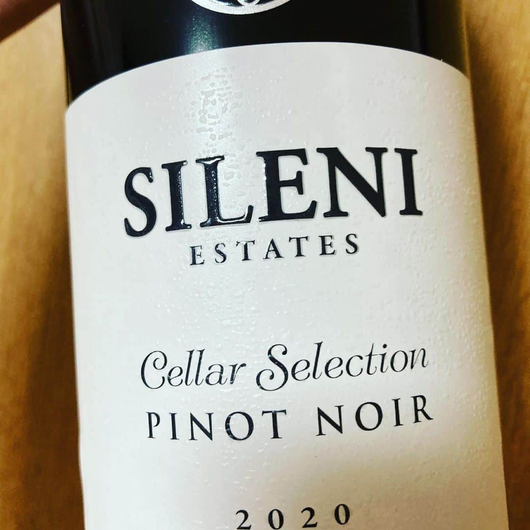桑原雅人のインスタグラム：「安定のシレーニさん ニュージーランド  ピノとソーヴィニヨンブランのスパークリング  #ワイン」