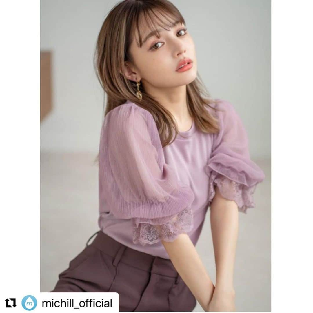 GRLさんのインスタグラム写真 - (GRLInstagram)「#Repost @michill_official with @make_repost ・・・ 【全身GRL】1枚でレディ見え♡袖デザインが可愛すぎ！GRLトップス  GRL「袖チュールバックリボンテレコトップス」は、袖のフリルやバックのリボンデザインなど、1枚に可愛いがぎゅっと凝縮されたフェミニンなトップス♡  ボトムスは「フロントタックフレアパンツ」をセレクトして旬を感じさせる着こなしがGOOD◎是非参考にしてみて下さいね♪ . ※イラスト内の商品価格は筆者調査時の価格です。 . #drawing #fashionillustration #outfit #ootd #outfitoftheday #todaysoutfit #fashionista #イラスト #イラストレーター #イラストグラム #プチプラコーデ #ママコーデ #ファッションイラスト #ファッションコーデ #ファッションスナップ #ファッション部 #ファッションイラストレーター #今日のコーディネート #お洒落さんと繋がりたい #お洒落好きな人と繋がりたい #楽チンコーデ #キレイめコーデ #今日のコーデ #通販 #通販サイト #grl #グレイル #プチプラ #ファストファッション」5月15日 10時07分 - grl_official