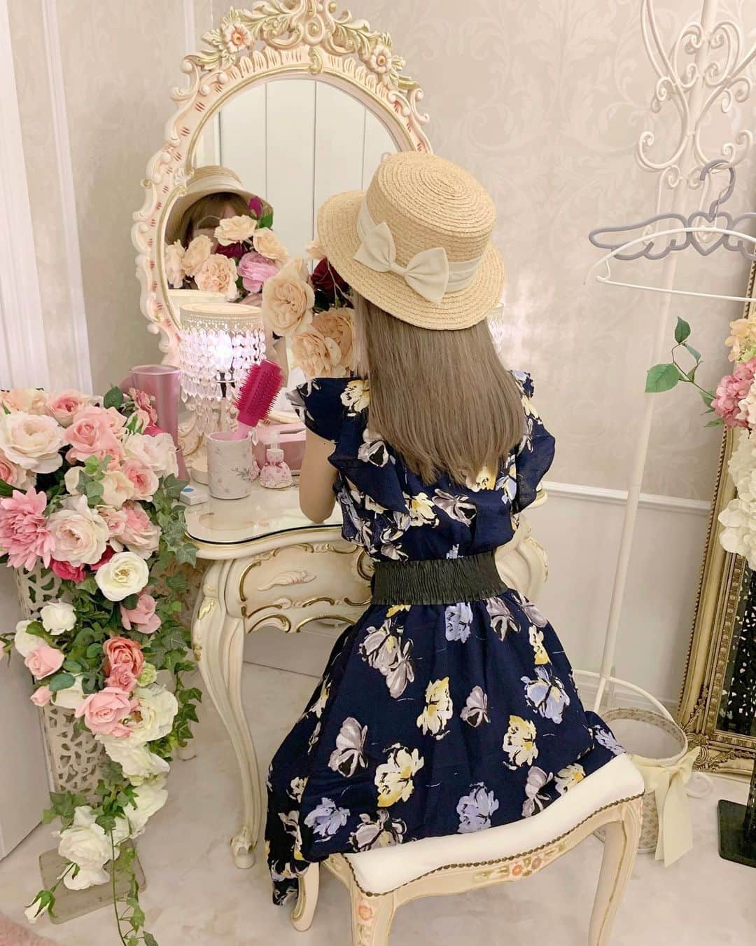 のインスタグラム：「今日はいよいよ 睫毛上皮膚切除の抜糸だ☺️💓 一週間、よく頑張りました！ . ダウンタイムの様子は ハイライトに載せてるから 同じ悩みで悩んでる方の 参考になると嬉しいですね🙌💓 . #ダウンタイム#ダウンタイム中#ダウンタイム記録 #ダウンタイム経過#睫毛上皮膚切除#皮膚切除#二重幅修正#二重整形 #整形#綺麗になりたい」