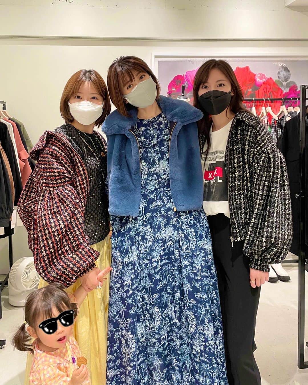 青山あみのインスタグラム：「@coel.official 秋冬展示会へ🍏 こりゃまた可愛かった〜 この @erena_mizusawa_official と お揃いで着てるtweedJK♡ どっちも可愛すぎて、色迷うねーーー！ なんて言いながら、わいわい楽しい時間🥰  @youn1029 언니 고마웡 💋  #coel」