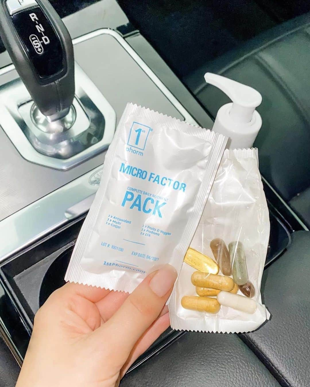 エミリー・シアーズさんのインスタグラム写真 - (エミリー・シアーズInstagram)「Did u take ur vitamins today?💊@1stphorm #MicroFactor multivitamin sachets make it easy for ya  #1stPhorm #MultiVitamin #Vitamins #IAm1stPhorm」5月15日 1時03分 - emilysears