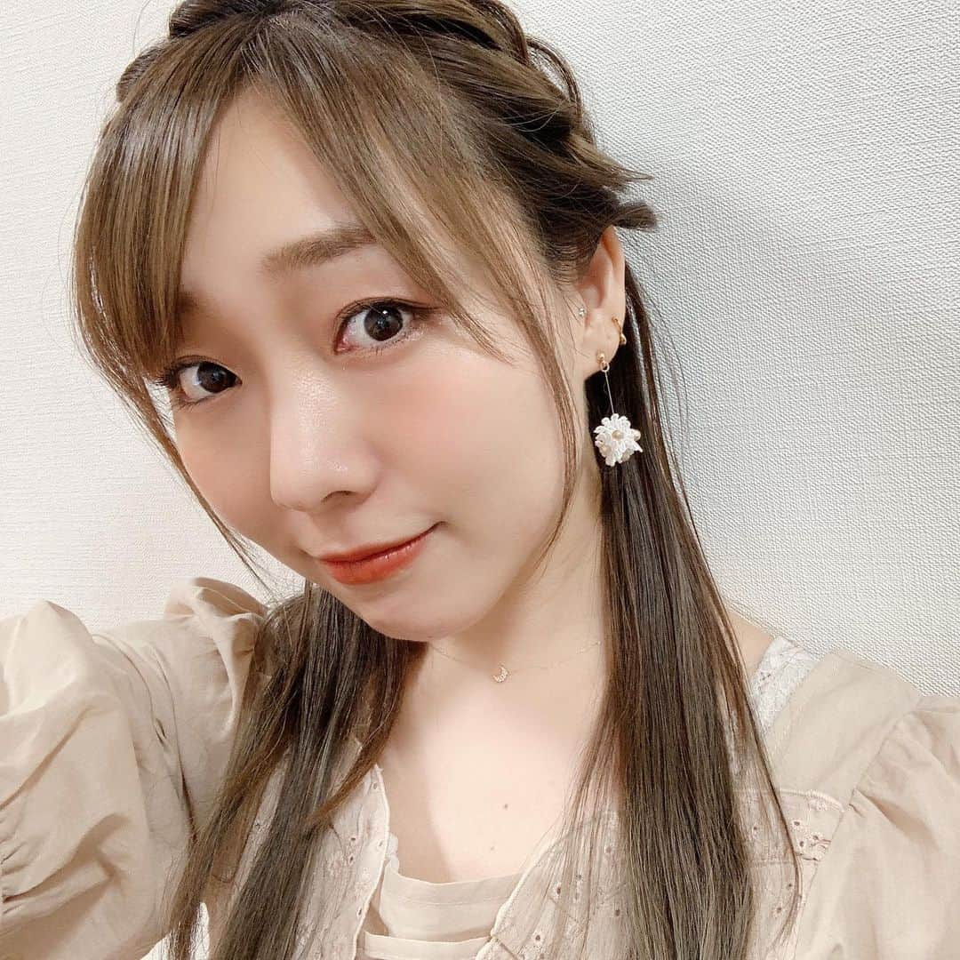 須田亜香里さんのインスタグラム写真 - (須田亜香里Instagram)「5月はドデスカに毎週出演（予定）です🐣 あかりんいるから木曜だ〜と思ってもらえたら嬉しいです。  写真は先週のエンタメコーナーで公開した９歳とか１０歳の頃の写真。 バレエ少女の誕生日の一枚です🩰  今週も３歳の頃、何してた？みたいなトークでマーガリン事件の話をしたよ🧈笑  コロナ禍で情報番組もピリリとした内容がどうしても多くなりますが、こんな私の写真やエピソードでクスッと笑ってもらえたら嬉しいです☺️  にしても、先日2年前の録画を見直したら今以上に変な喋り方をしていて…ショックを受けました🤦‍♀️ 本当に…ドデスカさんにはコメンテーターとして温かく気長に育てていただいています。 もうすぐ4年かな。 有難い限りです。 日々勉強。頑張ろう。  #メ〜テレ  #ドデスカ #須田亜香里衣装 #裏側オフショット #ウルフィ #ガッツポーズお姉さん #お気に入り #だいたい島貫アナが撮ってくれる #濱田アナが映り込んでる」5月15日 1時38分 - akarisuda