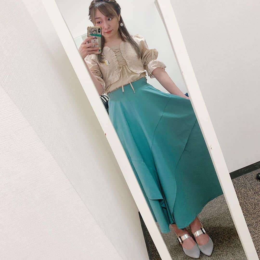 須田亜香里さんのインスタグラム写真 - (須田亜香里Instagram)「5月はドデスカに毎週出演（予定）です🐣 あかりんいるから木曜だ〜と思ってもらえたら嬉しいです。  写真は先週のエンタメコーナーで公開した９歳とか１０歳の頃の写真。 バレエ少女の誕生日の一枚です🩰  今週も３歳の頃、何してた？みたいなトークでマーガリン事件の話をしたよ🧈笑  コロナ禍で情報番組もピリリとした内容がどうしても多くなりますが、こんな私の写真やエピソードでクスッと笑ってもらえたら嬉しいです☺️  にしても、先日2年前の録画を見直したら今以上に変な喋り方をしていて…ショックを受けました🤦‍♀️ 本当に…ドデスカさんにはコメンテーターとして温かく気長に育てていただいています。 もうすぐ4年かな。 有難い限りです。 日々勉強。頑張ろう。  #メ〜テレ  #ドデスカ #須田亜香里衣装 #裏側オフショット #ウルフィ #ガッツポーズお姉さん #お気に入り #だいたい島貫アナが撮ってくれる #濱田アナが映り込んでる」5月15日 1時38分 - akarisuda