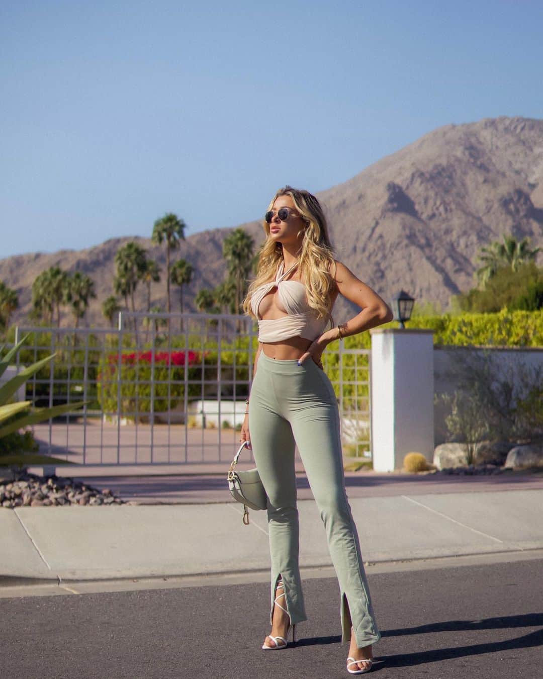 Cindy Pradoさんのインスタグラム写真 - (Cindy PradoInstagram)「This look from @ohpolly though 😍 I drove around Palm Springs looking for the perfect backdrop and color scheme to shoot it. Nail it? 🌵🌞」5月15日 1時57分 - cindyprado