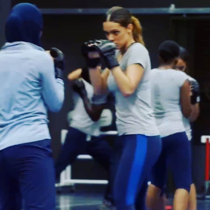 アナベル・アコスタのインスタグラム：「Whenever life knocks u down, just get up & sucker punch that bitch 😂 #HappyFriday #ThankUToTheSender #loveuyas 🥊 @jazmasri」