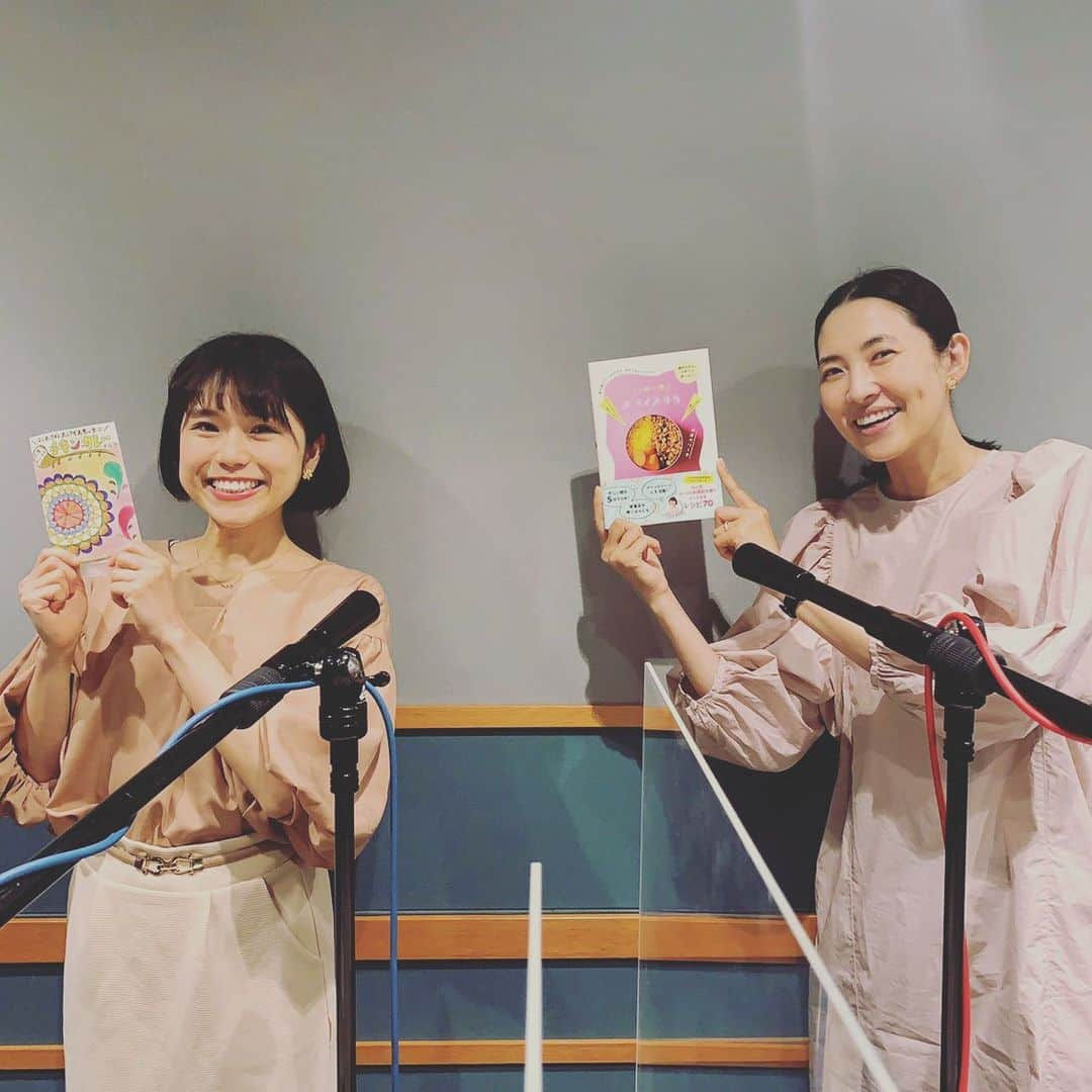 浜島直子さんのインスタグラム写真 - (浜島直子Instagram)「『TOKYO GAS Curious HAMAJI』 今週と来週のゲストは、スパイス料理研究家の印度カリー子さん🍛  今年の3月に東大の大学院を卒業した印度カリー子さんですが、在学中にスパイスセットの商品開発、販売を行う会社をたちあげ、現在24歳にしてすでに代表取締役！ 最近ではテレビやメディアでも大活躍✨  とにかく食べることが大好きだという印度カリー子さんがスパイスにハマったきっかけは、大好きなお姉さんが喜んで食べてくれるから！と🥰 なんて素敵な姉妹愛❤️  どんどんスパイスの虜になり、この美味しさをもっといろいろな人に広めたい！と、一念発起。 私のようなスパイス初心者でも簡単にわかりやすく作れるように使い切りサイズを1セットにし、友人に頼んで可愛らしいパッケージを描いてもらったとか。  しかし製造する工場がなかなか見つからない！😳 いくつも断られた後、ご縁があってやっと繋がったのが、カリー子さんの地元でもある宮城の障がいを持つ方々の自立支援施設「はらから」。  そこで働く方々とのエピソードや、スパイスが身体にもたらす嬉しい効能、お弁当にも大活躍のスパイスレシピなど伺いました。 ・ 印度カリー子さんがゲストの放送回は、5月15日、22日の土曜日。全2回。 bayfmで午前11時から。radikoで全国聴けますのでお時間ありましたらぜひよろしくお願いします🌈 ・ #東京ガス #bayfm #キュリオスハマジ #印度カリー子　さん #一肉一菜スパイス弁当  #世界文化社  #お気づきでしょうか #カリー子さんと似てる服🙈 #親子ほど離れている年齢差🥲 #光栄です✨ #カリー子さん聡明で本当に素敵な女性だった✨✨ #尊敬」5月15日 10時20分 - hamaji_0912