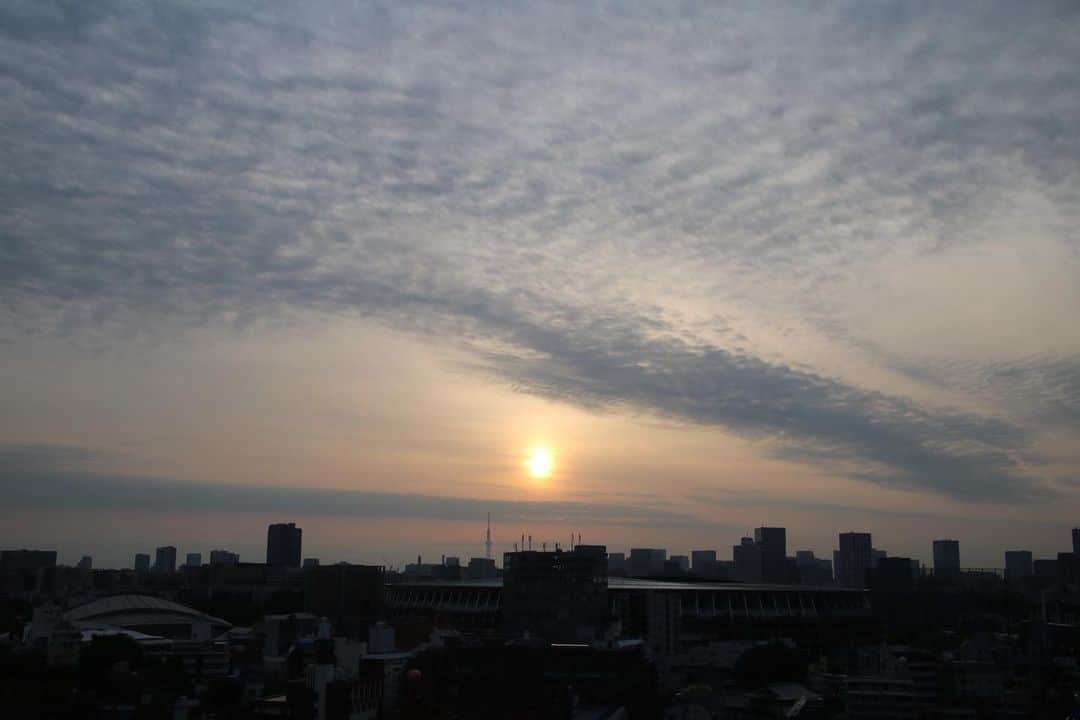 坂元美香さんのインスタグラム写真 - (坂元美香Instagram)「おはよー  5:11の朝陽でございます！ 優しい色。  #イマソラ #tokyosky 2021/05/15 #sunrise #朝日 #朝陽 #CanonEOSKiss8i」5月15日 5時16分 - mika_saka