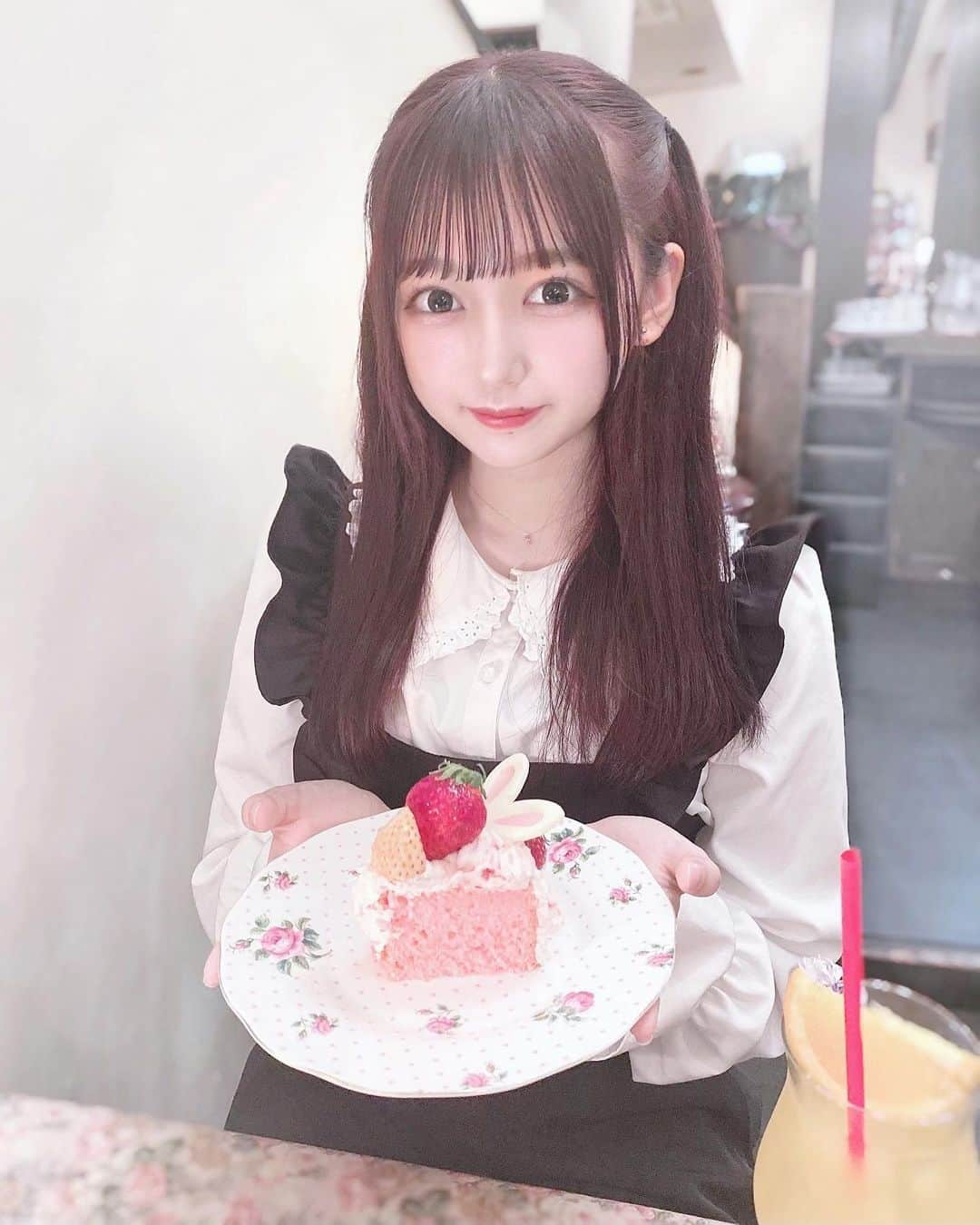 町田穂花のインスタグラム：「. . 朝から投稿ごめんなさい🥲🥲 . 昨日自分のお写真も載せようって思ったら忘れてた‪( ´•̥  ̫ •̥` )‬ . ストレートハーフツインあまりしないんだけどどうかな👶🏻❔ . #目白カフェ #アコリット #カフェアコリット #いちごケーキ #おしゃれカフェ #量産型 #量産型女子 #量産型コーデ #ハーフツイン #自撮り #自撮り女子」