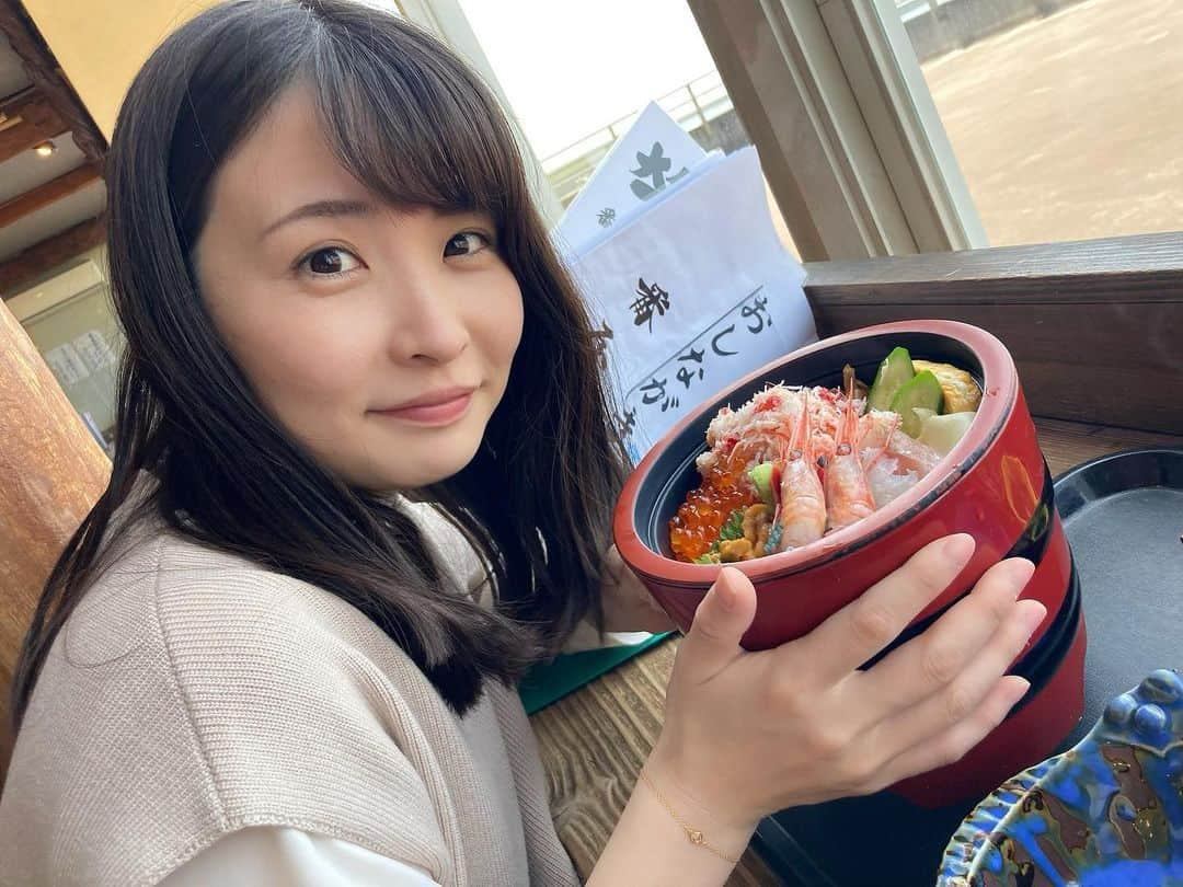 田中美都（気象予報士）さんのインスタグラム写真 - (田中美都（気象予報士）Instagram)「* 能生で海鮮丼を食べました☺️ * 能生と聞くと海沿いなイメージがありますが、 少し内陸に入ると、山のような丘のような感じに なっていますよね🌳 * 能生のアメダスは標高55mで、 意外と高いところにあるんですよ！ なので、他の沿岸のアメダスより 雪が積もりやすかったりします☃️ * 写真と全然関係ないお話でした😂 * #マリンドーム能生 #新潟 #糸魚川」5月15日 7時02分 - tanaka_mito_