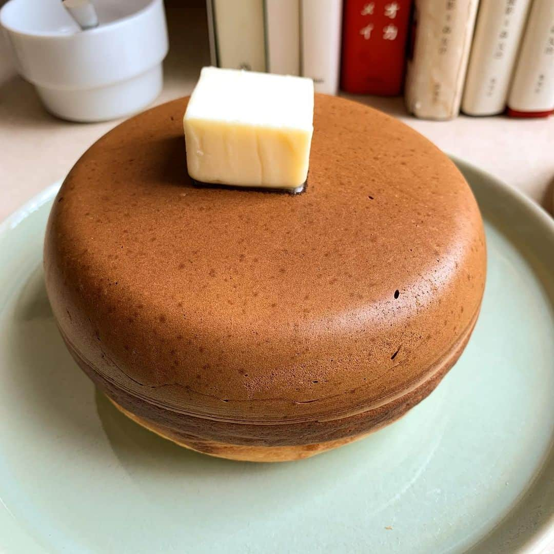 megumiさんのインスタグラム写真 - (megumiInstagram)「少し前に行った小樽の @cafe_chobicha さん☕️ 　 小樽は美味しいものがたくさんあるけれど、この分厚いホットケーキの余韻がすごくて…🧡 　 外はカリカリ。 中はふわふわ。 バターとハチミツがすごーく良く合うほんのりとした甘さで、お寿司食べた後だったけれど、余裕で一枚食べちゃったよ😍 　 プルプルしゅわしゅわ系パンケーキが流行ってるけど、私はそれがあまり好きでは無くて、断然しっかりとした生地派🧡これ本当に最高なおいしさでした🥺 　 ハンバーグとかオムライスとか、カフェメニューもすごく美味しそうだったから、今度はお寿司抜きにしてここでランチも食べたい🥺🧡 　  　  #小樽グルメ  #小樽カフェ #小樽ランチ  #小樽 #ホットケーキ #パン好きトレーニー#healthylifestyle #healthybody #健康美 #naturalbeauty #ボディメイク#bodymake #フィットネス #fitness #fitnessgirl #フィットネス女子 #筋トレ #筋トレ女子 #体型記録 #ダイエット#メリハリボディ#fitnessmodel #フィットネスモデル#お尻トレーニング #美尻 #美容」5月15日 7時05分 - megumi_aimy_fit