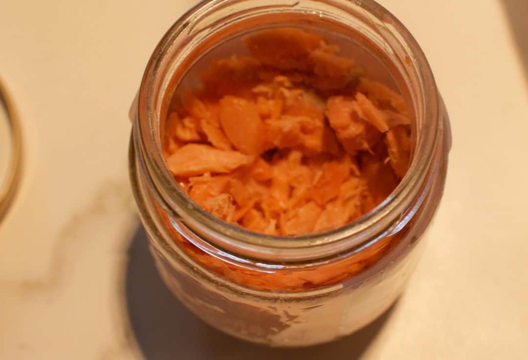 草間淑江さんのインスタグラム写真 - (草間淑江Instagram)「みなさまおはようございます！  ５月１５日の朝は、鮭のおにぎり、昆布入り玄米お豆おにぎり、玉ねぎ天とちくわぶの煮物、お豆腐絹さや茗荷のお味噌汁、アメリカンチェリー。  今日はおにぎりの気分！  瓶詰めの鮭と、パックの玄米ご飯で簡単に。  朝のお味噌汁、本当美味しいなー。  あ、いつも夜はおつまみなので  こんな感じのメニューは朝だけ。  なので、お味噌汁は朝食べなければ、夜も食べないんです。  だから、朝のお味噌汁がより幸せ感☺️  ソウルフードですもんね、お味噌汁。  今朝も感謝して  ご馳走様でした。  さて、風が気持ちいい朝です。  みなさま素敵な週末をお過ごし下さい♡  #朝食#朝ごはん#おにぎり#鮭おにぎり#玄米お豆ご飯 #お味噌汁#お豆腐と絹さやのお味噌汁 #煮物#梅干し#アメリカンチェリー#今朝も感謝して#ご馳走様でした🙏🏻💕」5月15日 7時20分 - yoshie_kusama