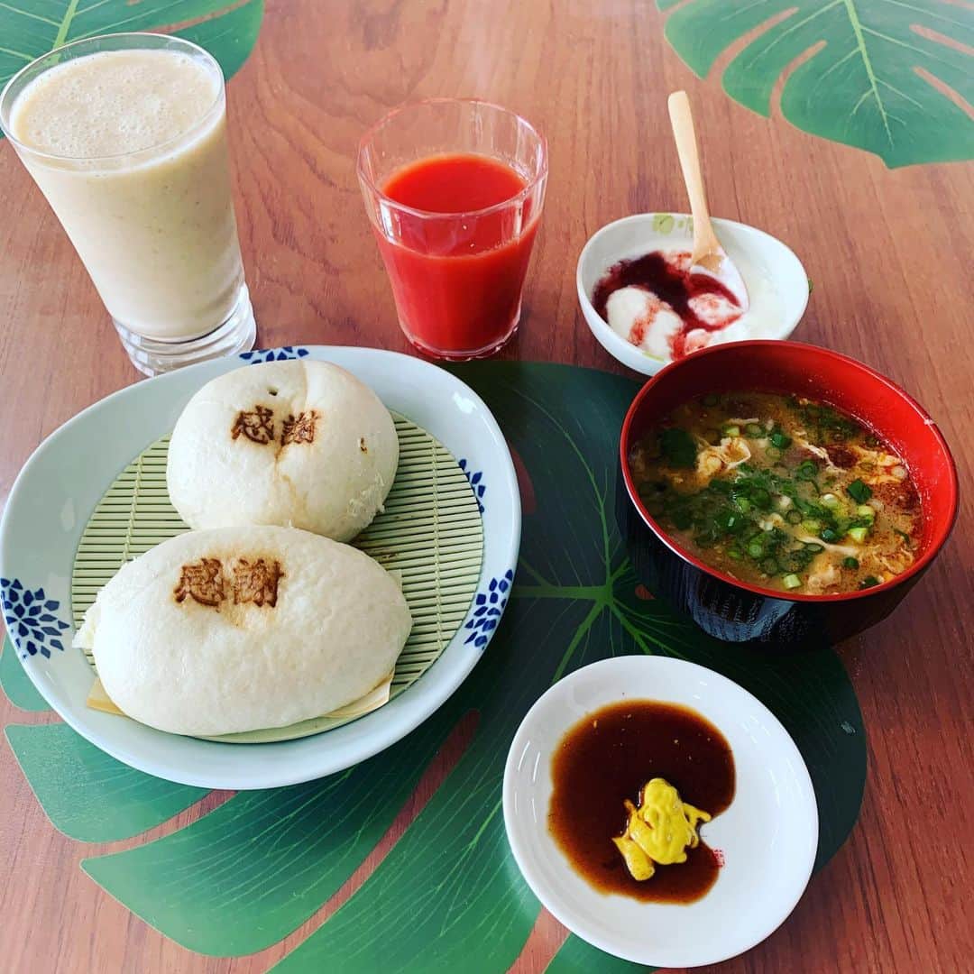 のインスタグラム：「7時45分には自宅戻って朝食！ #東心斎橋神楽本店 #スジ肉饅#カレー饅 超超超超超劇劇劇劇劇 ウママママママママシ スープは、神楽名物レタスしゃぶしゃぶチゲ味のチゲスープ 絶品！ 通販おすすめ！ 心斎橋神楽本店！ 箕面今宮よし田！」