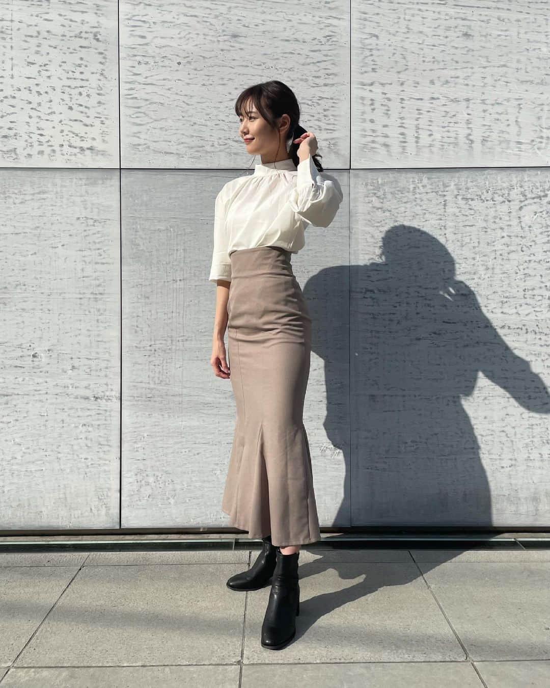 杉浦みずきのインスタグラム：「. お気に入りのsnidelのタイトスカート❤︎ ・ #snidel #ootd #春服 #私服 #タイトスカート #マーメイドスカート #ブラウスコーデ」