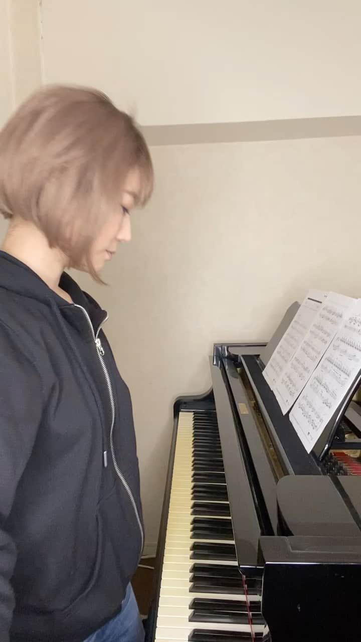 高木ゑみのインスタグラム：「今日は高木ゑみの四十九日です。 ゑみが最後に残した「糸オルゴールver.」の演奏を再投稿します。 天国でも大好きだったピアノを演奏しているかな🎹✨ みなさんもゑみのことを想って聴いてください。」