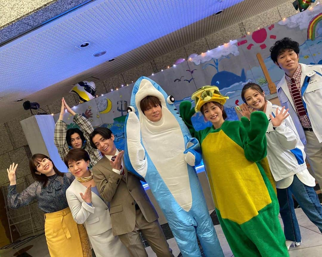 恋はDeepにさんのインスタグラム写真 - (恋はDeepにInstagram)「.  お互い協力しながら 星ヶ浜水族館のイベントを成功させた #チーム鴨居研究室 と #チーム蓮田トラスト ✨  #恋はDeepに には大人の恋と青春が詰め込まれてます✨✨ 恋した相手が人間じゃなかったら……どうする⁉️ #カメでも好き🐢 #サメでも好き🦈  まだ5話をご覧になれていない方はTVerで！ 全話をご覧になりたい方はHuluで💕  #恋ぷに #石原さとみ  #綾野剛 #今田美桜 #渡邊圭祐 #藤森慎吾 #高橋努 #筧美和子 #松熊つる松 #こんなにたくさんが集まることって #滅多にないから大盛り上がり✨ #ほんとに皆さん個性豊かで #和気あいあいの現場です😊 #どうした榮太郎 #謎ポーズ #今年のベストサメ大賞決定 #恐るべしラブコメ #着ぐるみの手きゅん #何も掴めない手きゅん #これこそまさに #きゃわ😍」5月15日 18時00分 - deep_ntv