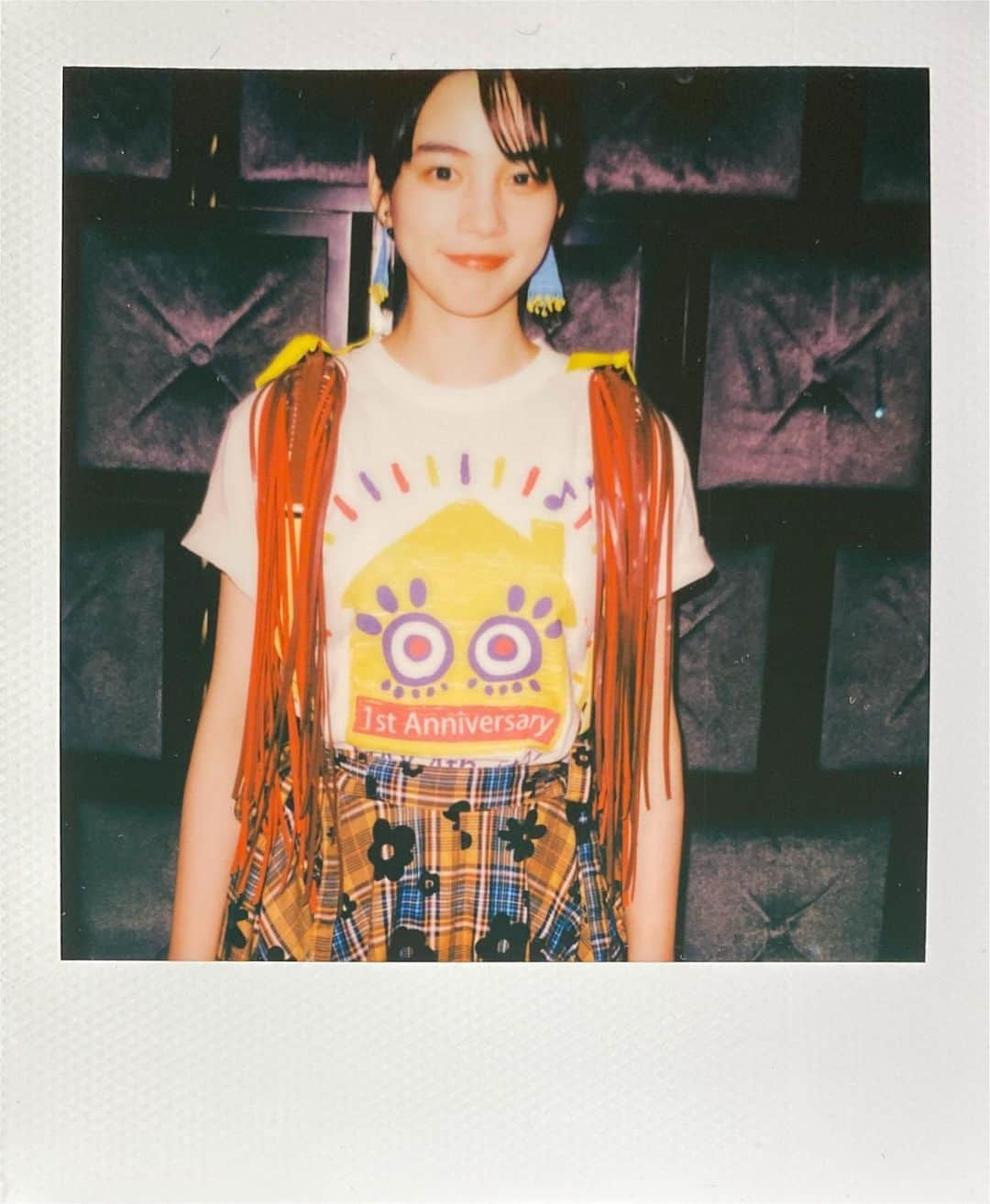 のん（能年玲奈）さんのインスタグラム写真 - (のん（能年玲奈）Instagram)「#のんおうちで観るライブ 一周年記念グッズ！ 予約注文の受け付けは、本日5月15日(土)の23:59まで。のんのアートをオマージュした、かわいいおうちマーク🏠がポイント！  Ｔシャツやクッションカバーのほか マグカップやクリアファイルセットなど小物あるのでぜひチェックしてください #ストーリーから販売ページへ飛べます  Photographer:@kentarominami_」5月15日 18時08分 - non_kamo_ne