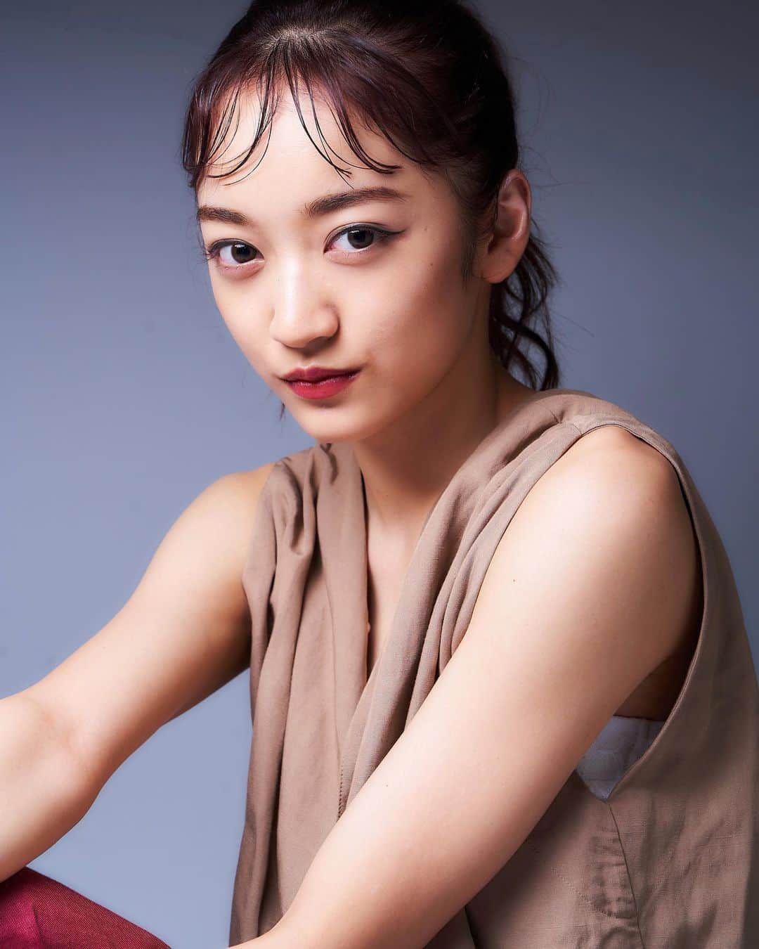 下村実生のインスタグラム：「ラストはライトで影を作ったり、ラインをしっかり引いて大人っぽい感じにして頂きました！✨  Photographer  @taiki_the_shooter  hair&make @mie_makeup_artist   素敵な写真とメイク、 ありがとうございました☺️  #作品撮り」