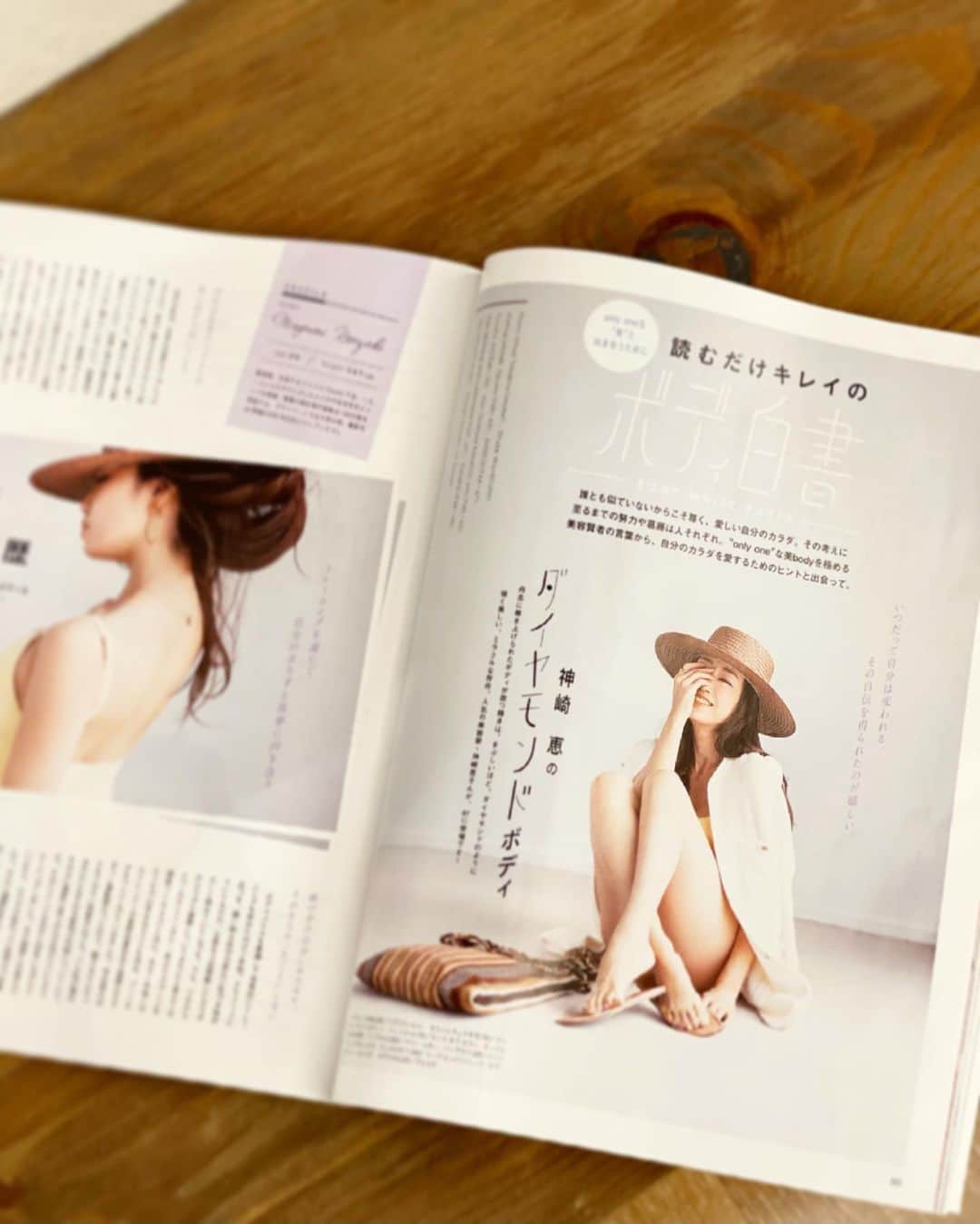 神崎恵さんのインスタグラム写真 - (神崎恵Instagram)「@ar_magazine 撮影でのポニーテール🐎 額にはらりと落ちるくらいの前髪を切り、高めのポニーテール。 後毛を疲れて見せないポイントは、スタイリング剤をつけること👌わたしはクリームバターをつけることが多いです。 発売中の「ar」6月号にてボディ特集。 ボディケアのお話や愛用アイテムなどもご紹介しています。 娘世代のａｒでのボディ特集ということで、ちょっぴりどきどきしましたが、とてもかわいいページになっているのでぜひ読んでいただけたら嬉しいです。 来週もボディの大特集の撮影があって👯‍♀️ いつも通りにトレーニングをしながら、腸活重視で。 今朝のトレーニングの一コマはストーリーズにあげてます😂  @ar_magazine  #ar #ボディケア  styled @zekikoyasuko  hair @kanatumura @yuka.hoshino222」5月15日 19時01分 - megumi_kanzaki