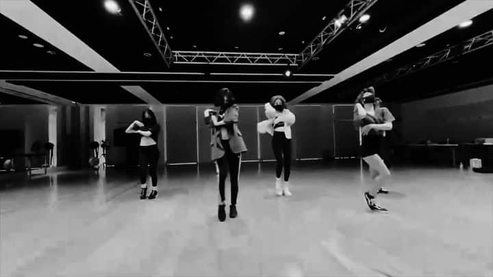 のインスタグラム：「Dance lesson🤖💃🔥 いつもとは違う撮り方をしてみたいとスタッフの方が撮影して下さいました！良い感じ〜。 力強いけど女っぽさもちゃんとあるダンスが私は好き。」