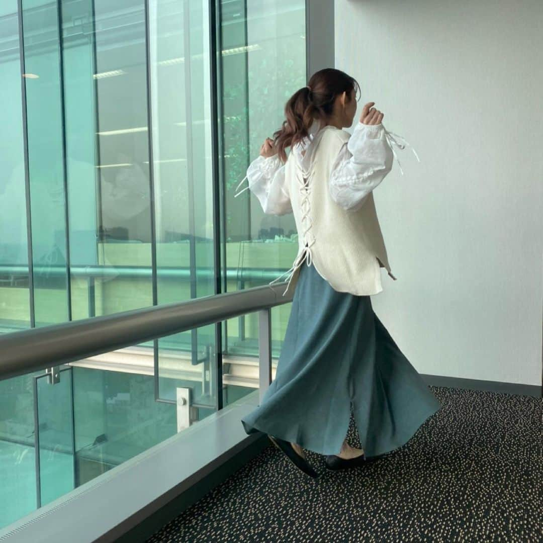 後藤真希さんのインスタグラム写真 - (後藤真希Instagram)「昨日のお洋服！ Re:EDIT( @reedit_official )のスカート♡ʾʾ このグリーンが絶妙なカラーで可愛いのよ😊  #reedit  #リエディ #リエディスタ  #サステナブルファッション #お仕事コーデ」5月15日 10時32分 - goto_maki923