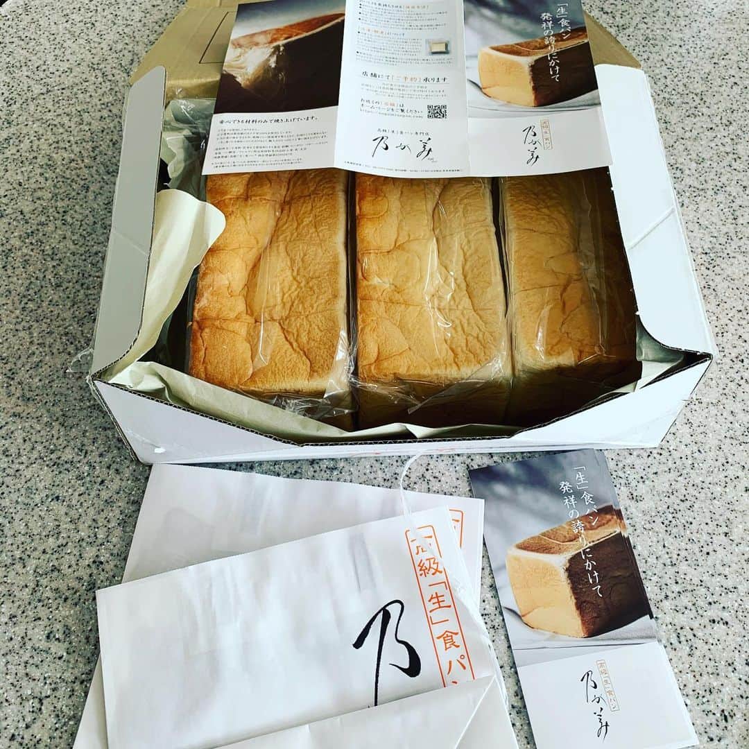 のインスタグラム：「のがみの食パン🍞定期便 パンフレットリニューアル！ アロンと本日２回目風呂入って アロンは、日向ぼっこ！ 三菱ダイヤモンドカップ 決勝ラウンド！ 小田孔明&キャディーさん 応援📣📣📣📣📣」