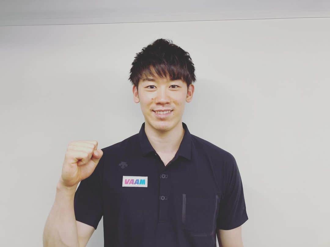 石川祐希のインスタグラム：「. .   みなさん、こんにちは。 昨日、クラブチームから発表がありましたとおり、2021/2022シーズンもイタリア・セリエA「Powervolley Milano」と契約を致しました。  今季はCEV Challenge Cup で優勝することができましたが、イタリア・セリエAではプレイオフ準々決勝敗退という悔しい経験をしました。次こそこのチームで勝ちたい。このチームでさらに成長できる。という強い思いから、この決断をしました。  来季の目標は「プレイオフ準決勝進出」です。 来季こそは準々決勝を勝ってベスト4入りするために、新たなチームメイトと共に戦っていきます。 そして、今季はほとんどの試合が無観客でした。来季は地元のサポーターの方や日本のファンの方に会場で僕のプレーを見ていただけることも1つの願いです。  開幕まで時間はありますが、目標に向けてしっかりと準備し、来季も充実したシーズンにします💪  @powervolleymilano  #descente #デサント #vaam #ヴァーム #asics #アシックス #italia #serieA #superlega #pallavolo」