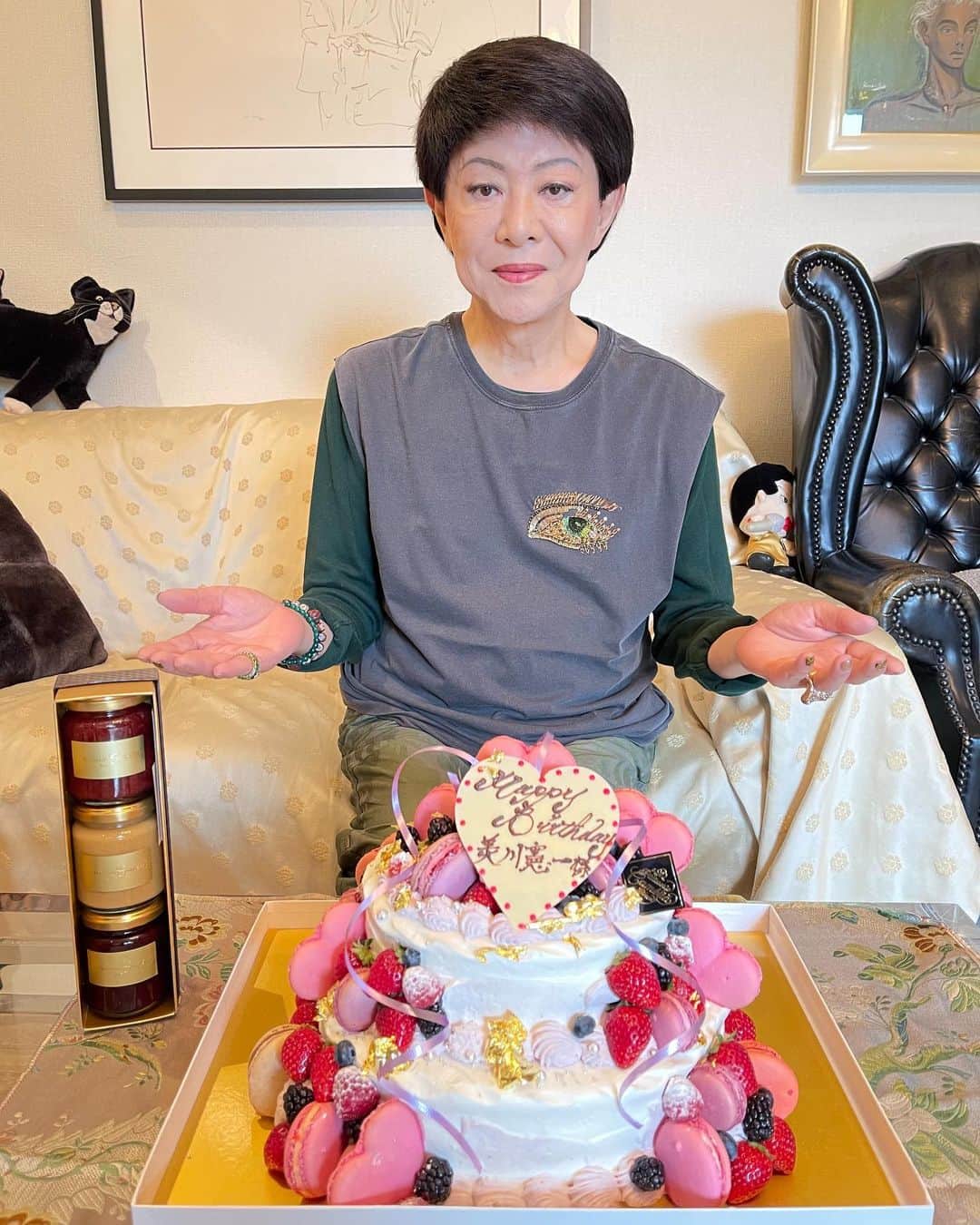 美川憲一さんのインスタグラム写真 - (美川憲一Instagram)「本日は 何の日か分かるかしら〜？  美川もまた一つ健康に 歳を重ねれたわよ。  素敵なケーキが オリエンタルバイオさんから  届いたわよ。  まぁぁ嬉しいわよ〜  詳しいお話はブログに  書いたわよ。  しぶとく生きれている事に 感謝。  皆様にも本当に感謝いたします。  5.15  美川憲一」5月15日 11時19分 - kenichimikawa_official