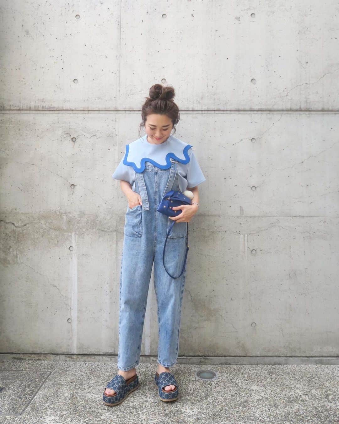 Mai Wakimizuのインスタグラム：「爽やかに全身blueコーデ♡とことんカジュアルに、デニムオーバーオール合わせが気に入ってる♡ボリュームある足元を合わせる時は肩紐を少し短めに調整してます！明日までの予約アイテムです♡そしてなみなみのこのトップス、面白い名前を付けたくて商品名迷ってます。今のところスタッフ内ではクラゲトップスと呼んでるのですが何か良い名前ありますか？募集させて下さい＼(^o^)／ #wakkinstyle#ootd#coordinate#ママコーデ tops:#linkable @linkable_official(来週20日〜予約販売予定) overall:#linkable @linkable_official(16日まで予約販売中) bag:#loewe shoes:#gucci」